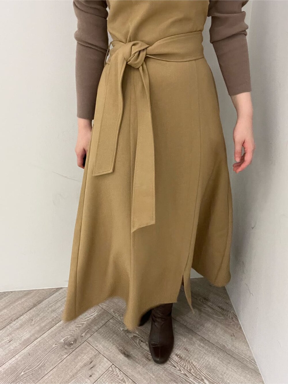 ベージュ系のワンピース、シルバー系のピアス（両耳用）を着用したレディースの夏コーディネートの8枚目の写真