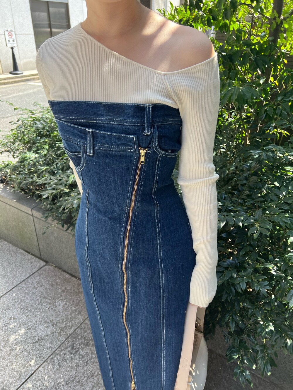 ホワイト系のパンプス、ブルー系のワンピース、ホワイト系のニット/セーターを着用したレディースの春コーディネートの3枚目の写真