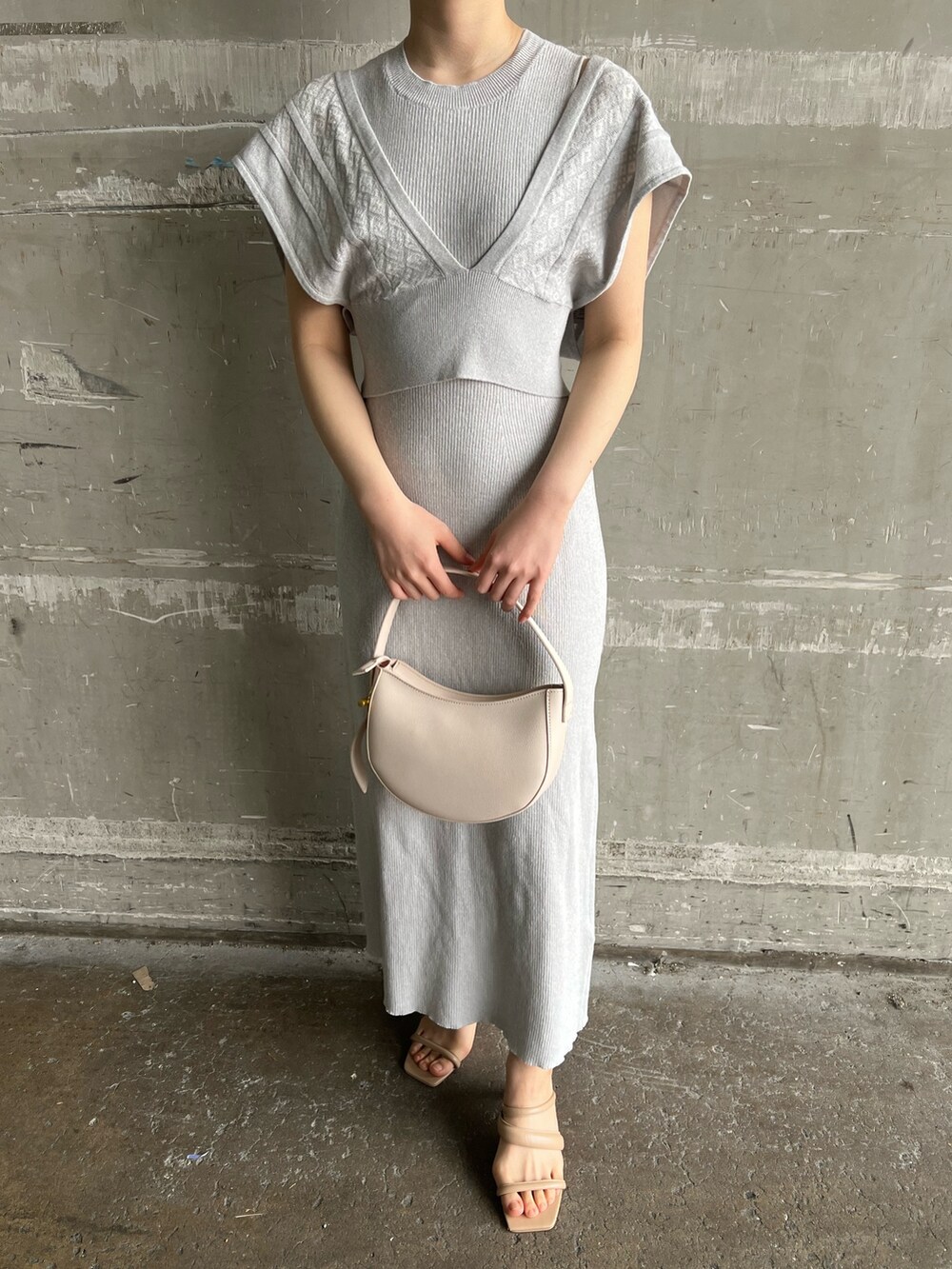 ホワイト系のハンドバッグ、グレー系のテーラードジャケット、ブルー系のワンピースを着用したレディースの春コーディネートの8枚目の写真