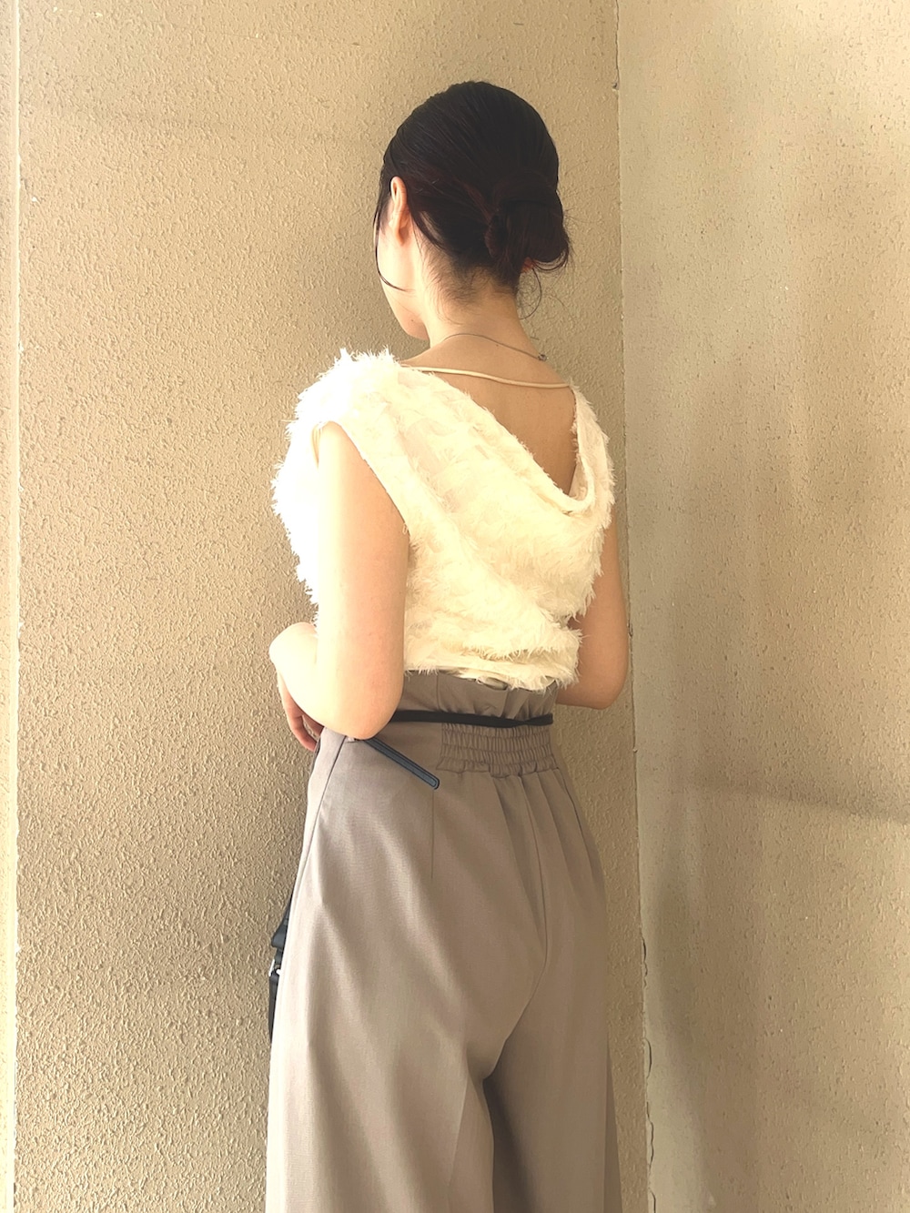 ホワイト系のシャツ/ブラウス、グリーン系のパンプス、ブラウン系のその他パンツを着用したレディースの春コーディネートの5枚目の写真