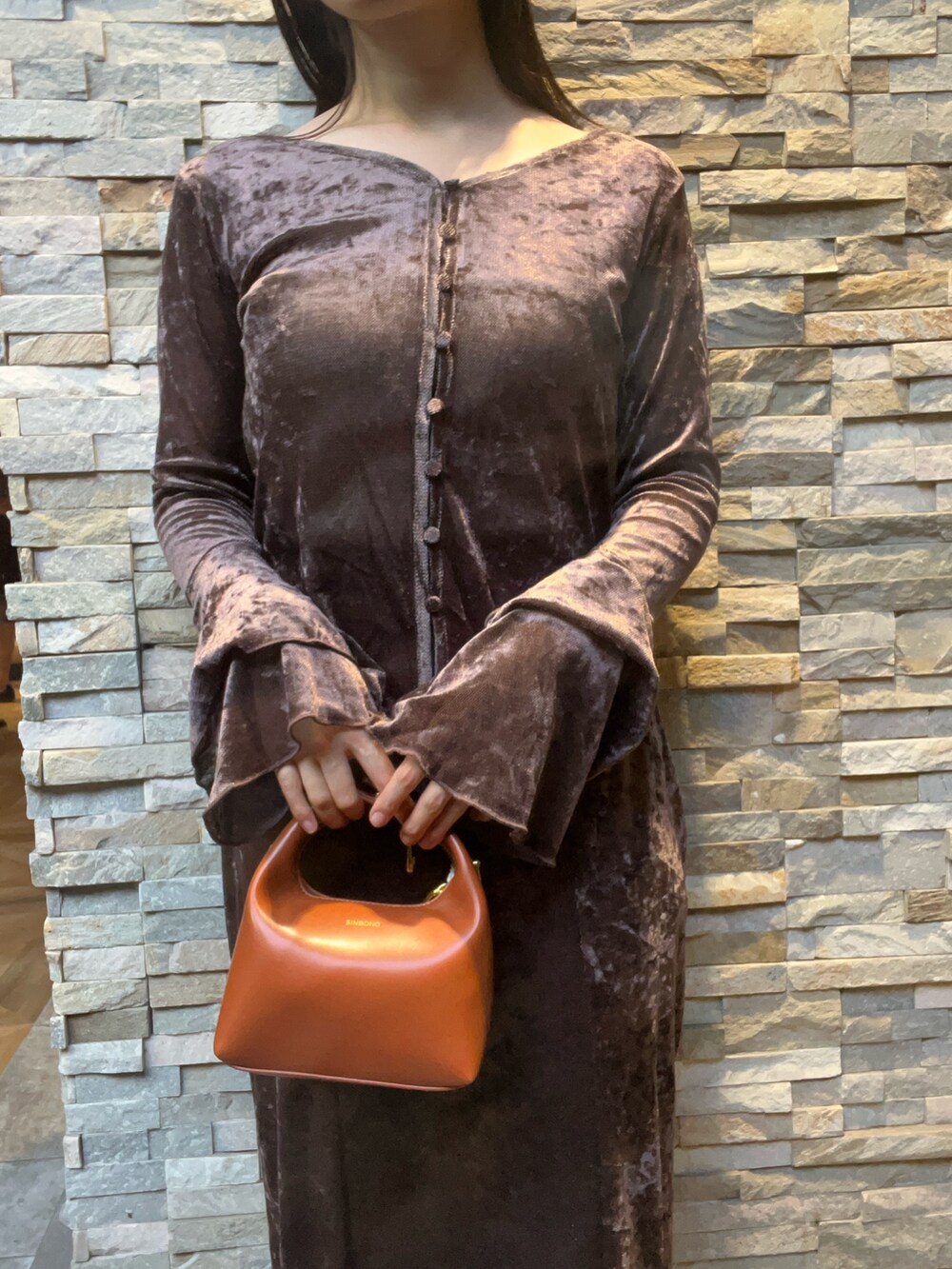 ベージュ系のブーツ、ブラウン系のTシャツ/カットソー、ブラウン系のスカートを着用したレディースの秋コーディネートの4枚目の写真