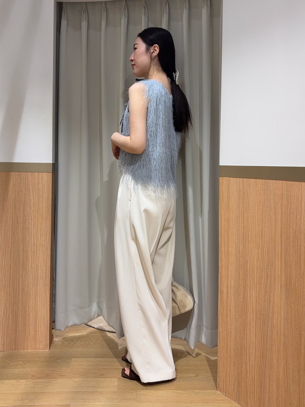 ホワイト系のその他パンツ、ブルー系のTシャツ/カットソー、ブラウン系のサンダルを着用したレディースの夏コーディネートの2枚目の写真
