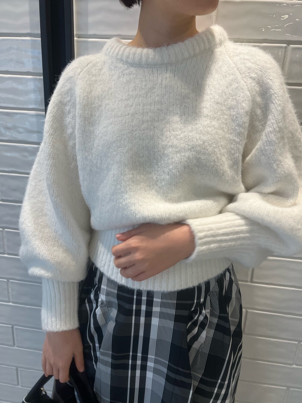 「LAGUNAMOONのカラーショートニットプルオーバー(ニット/セーター、ホワイト系)」を使った、RUNA ONISHIさん(レディース・163cm)の冬コーディネートの3枚目の写真