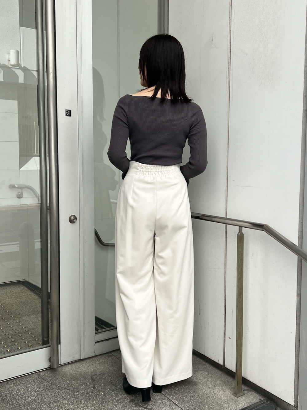 ブラック系のブーツ、ブラック系のショルダーバッグ、グレー系のカーディガン/ボレロを着用したレディースの秋コーディネートの4枚目の写真