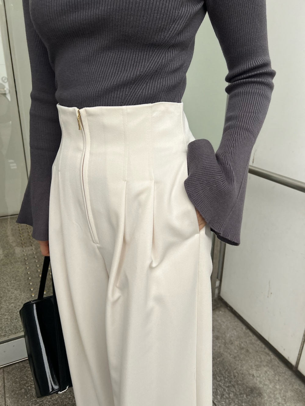 ブラック系のブーツ、ブラック系のショルダーバッグ、グレー系のカーディガン/ボレロを着用したレディースの秋コーディネートの10枚目の写真