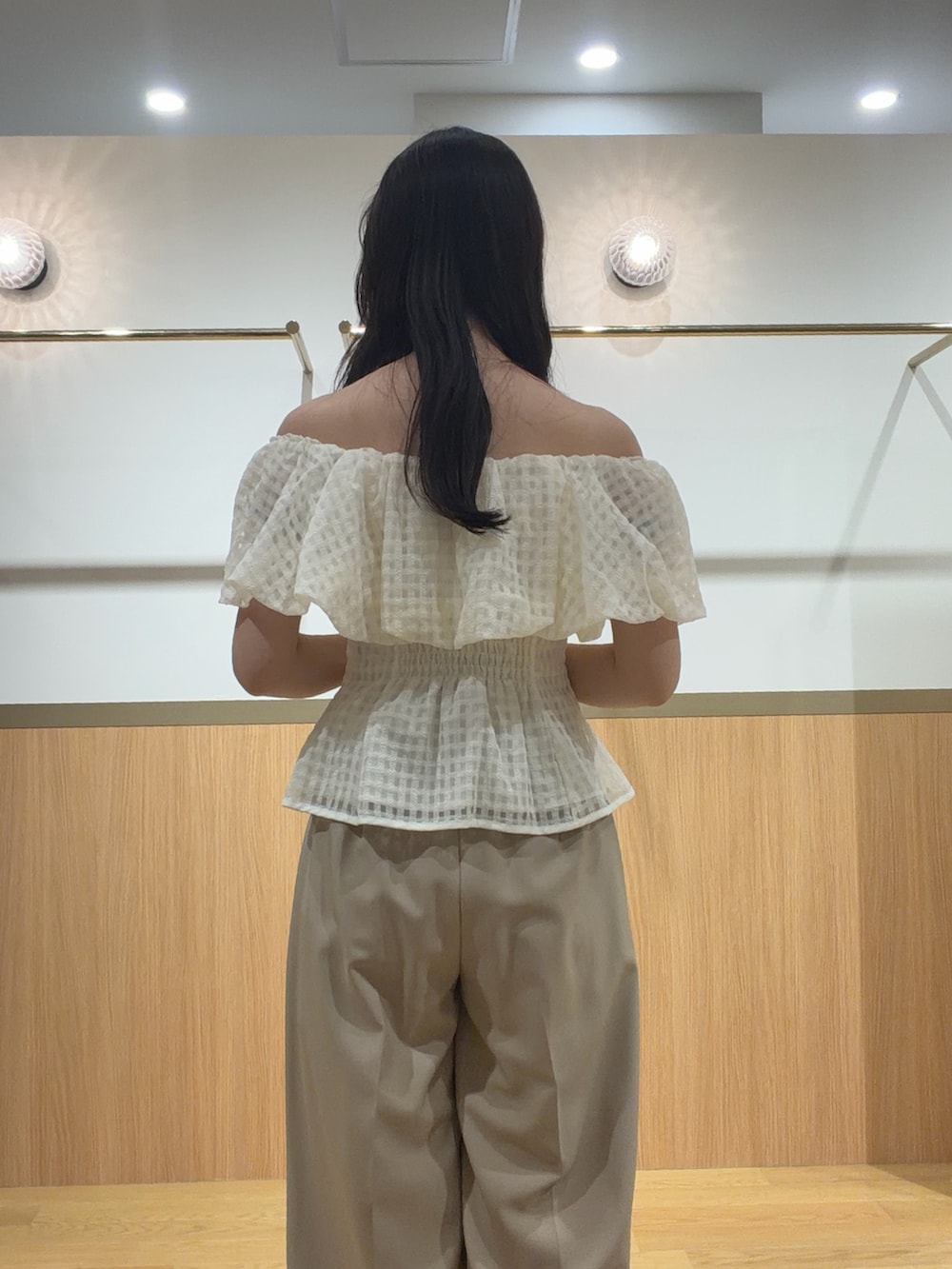 オレンジ系のサンダル、ベージュ系のその他パンツ、ホワイト系のシャツ/ブラウスを着用したレディースの夏コーディネートの5枚目の写真