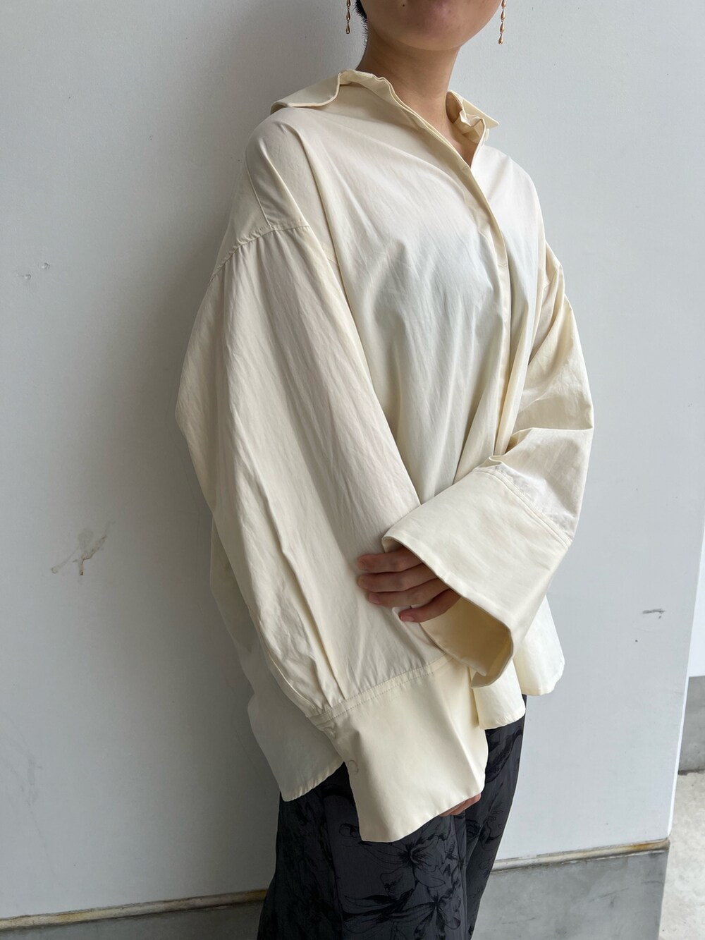 ベージュ系のサンダル、ホワイト系のスカート、ホワイト系のシャツ/ブラウスを着用したレディースの秋コーディネートの5枚目の写真