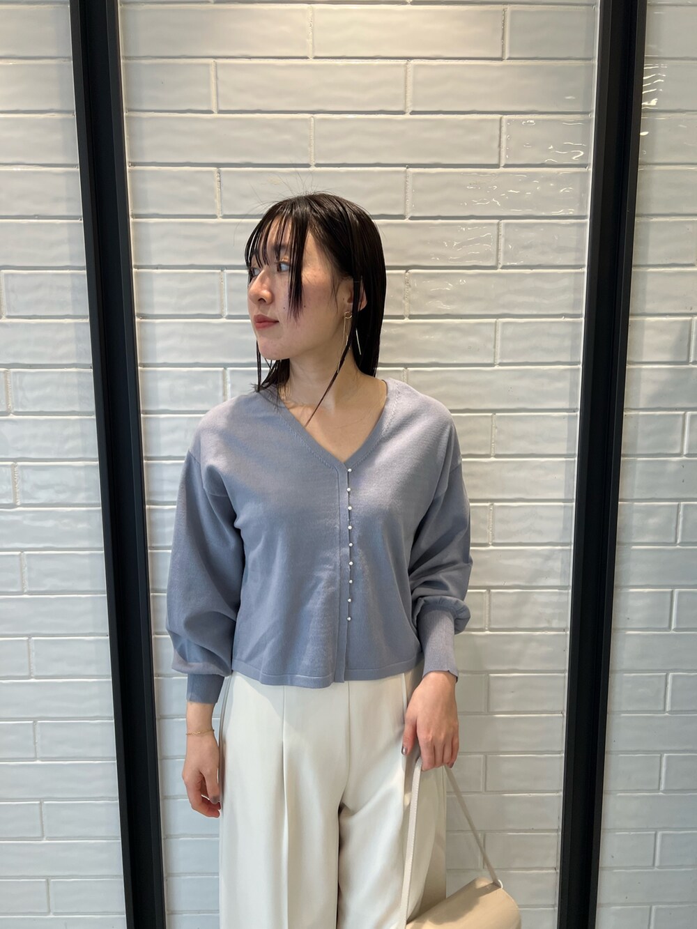 ホワイト系のその他パンツ、ブルー系のニット/セーターを着用したレディースの冬コーディネートの4枚目の写真