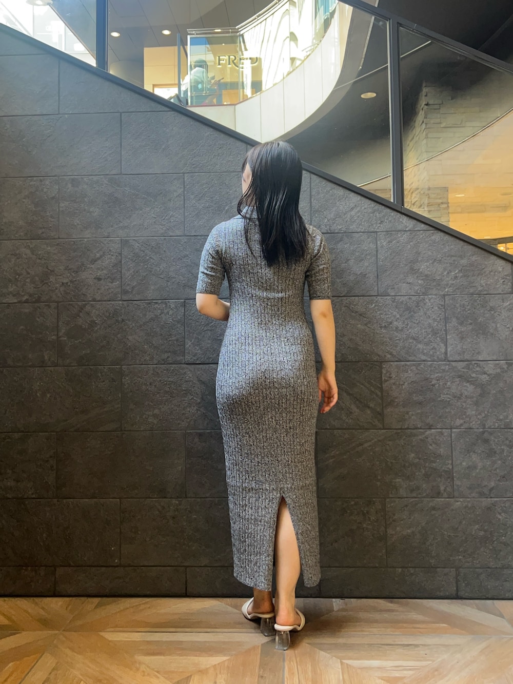 ブラック系のワンピース、ホワイト系のサンダルを着用したレディースの夏コーディネートの3枚目の写真