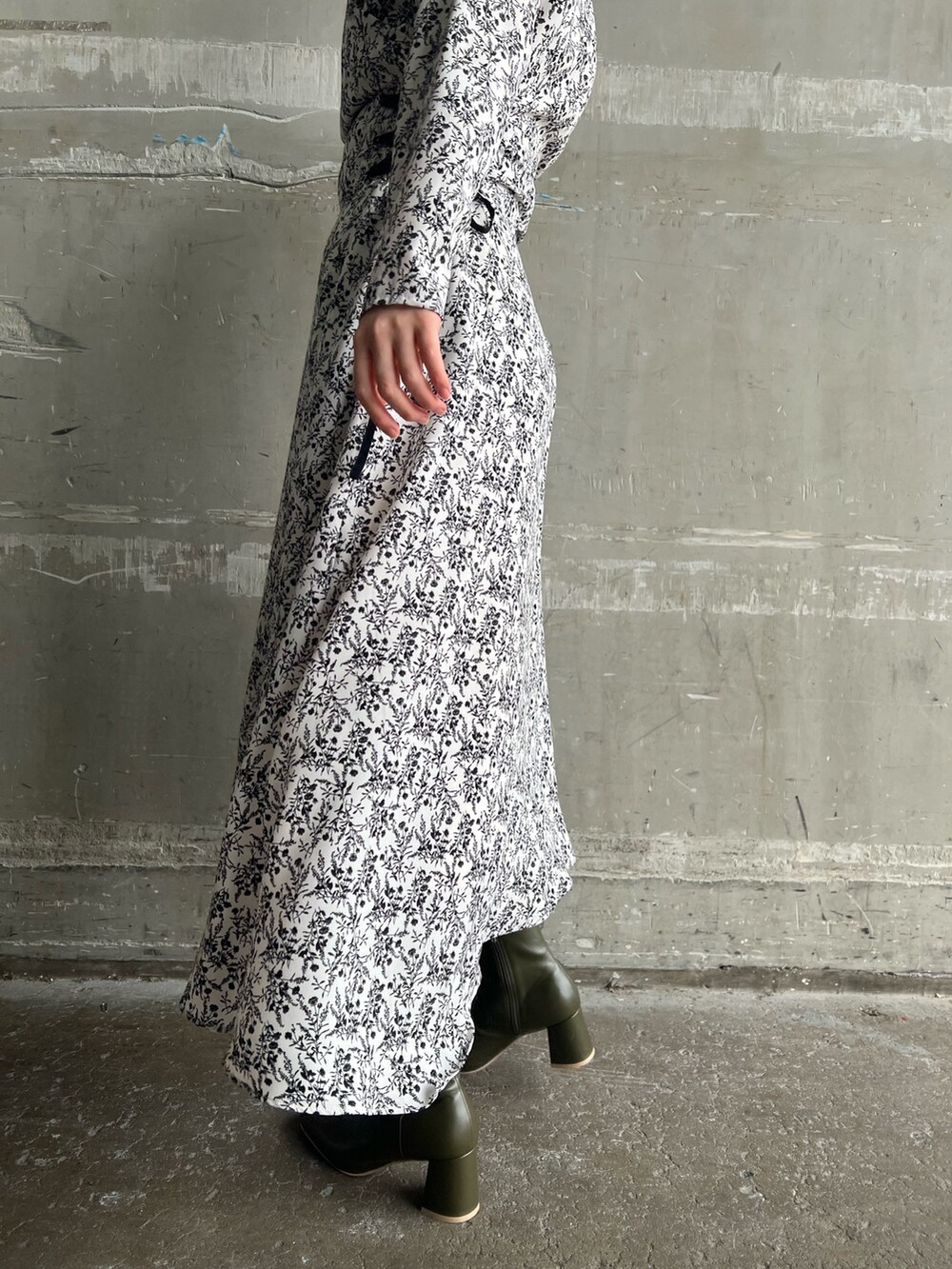 ベージュ系のブーツ、ブラック系のその他アウター、ホワイト系のワンピースを着用したレディースの冬コーディネートの9枚目の写真