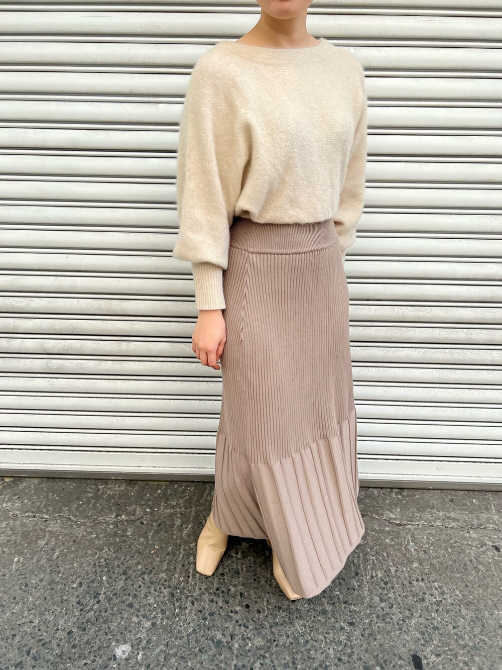 ピンク系のノーカラーコート、ホワイト系のワンピース、ベージュ系のブーツを着用したレディースの秋コーディネートの9枚目の写真