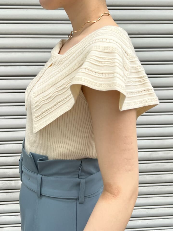 その他のパンプス、ホワイト系のショルダーバッグ、ブルー系のスカートを着用したレディースの春コーディネートの5枚目の写真