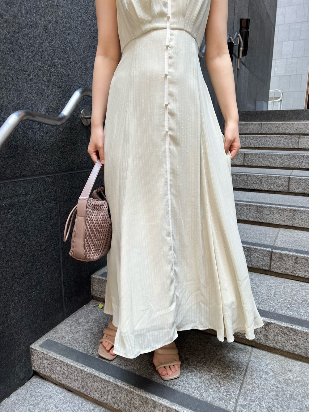 ベージュ系のサンダル、ホワイト系のハンドバッグ、グリーン系のワンピースを着用したレディースの夏コーディネートの7枚目の写真