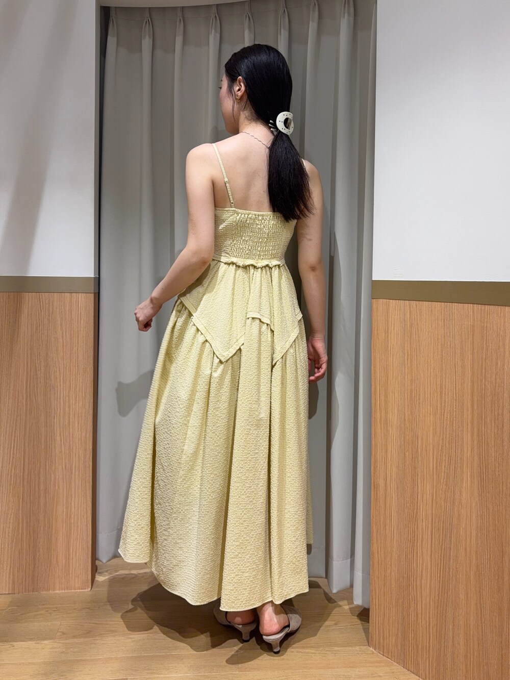 イエロー系のワンピース、ブラウン系のシャツ/ブラウス、ベージュ系のサンダルを着用したレディースの夏コーディネートの5枚目の写真