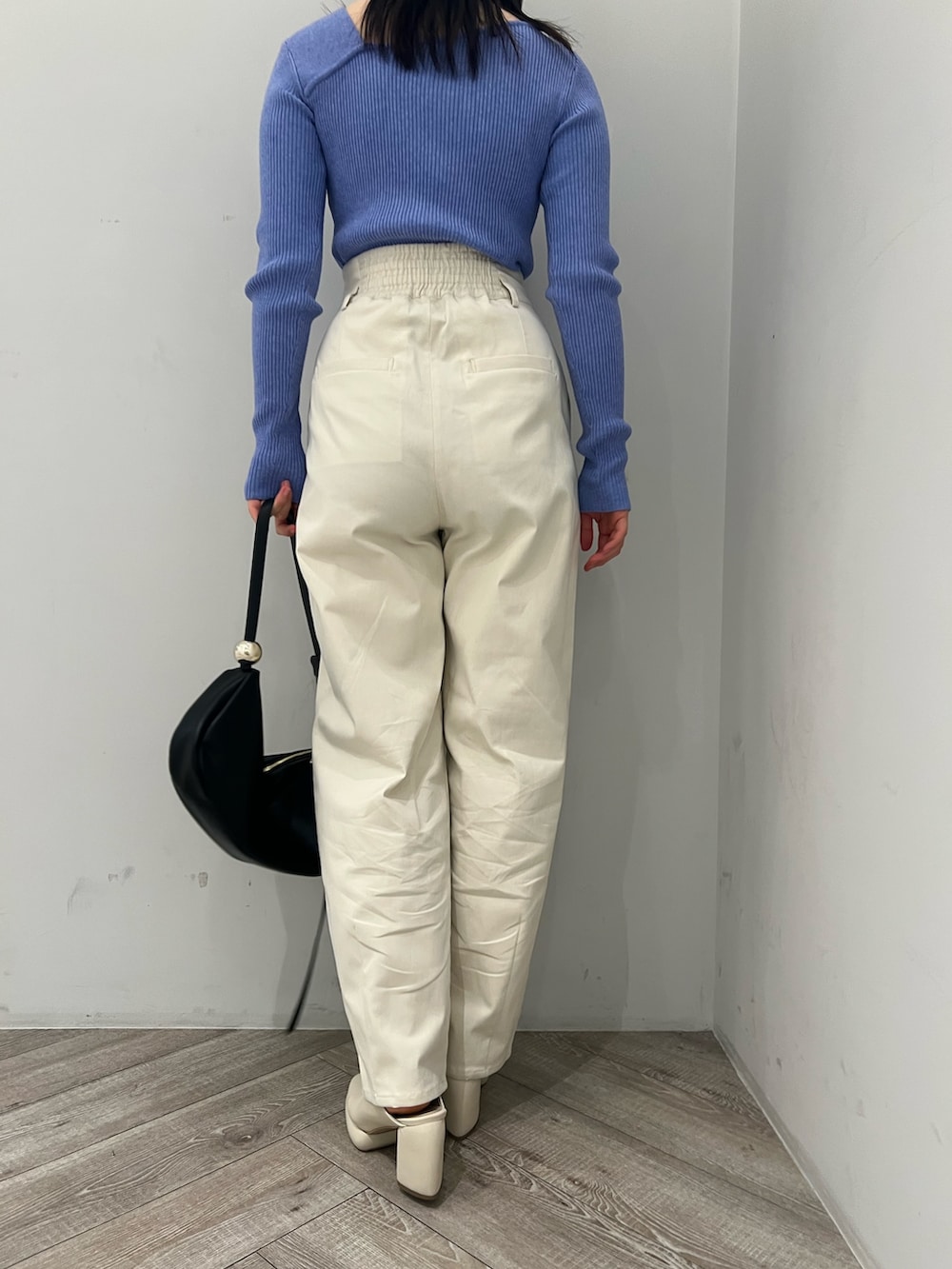 ブルー系のニット/セーター、ホワイト系のその他パンツ、ホワイト系のサンダルを着用したレディースの春コーディネートの8枚目の写真