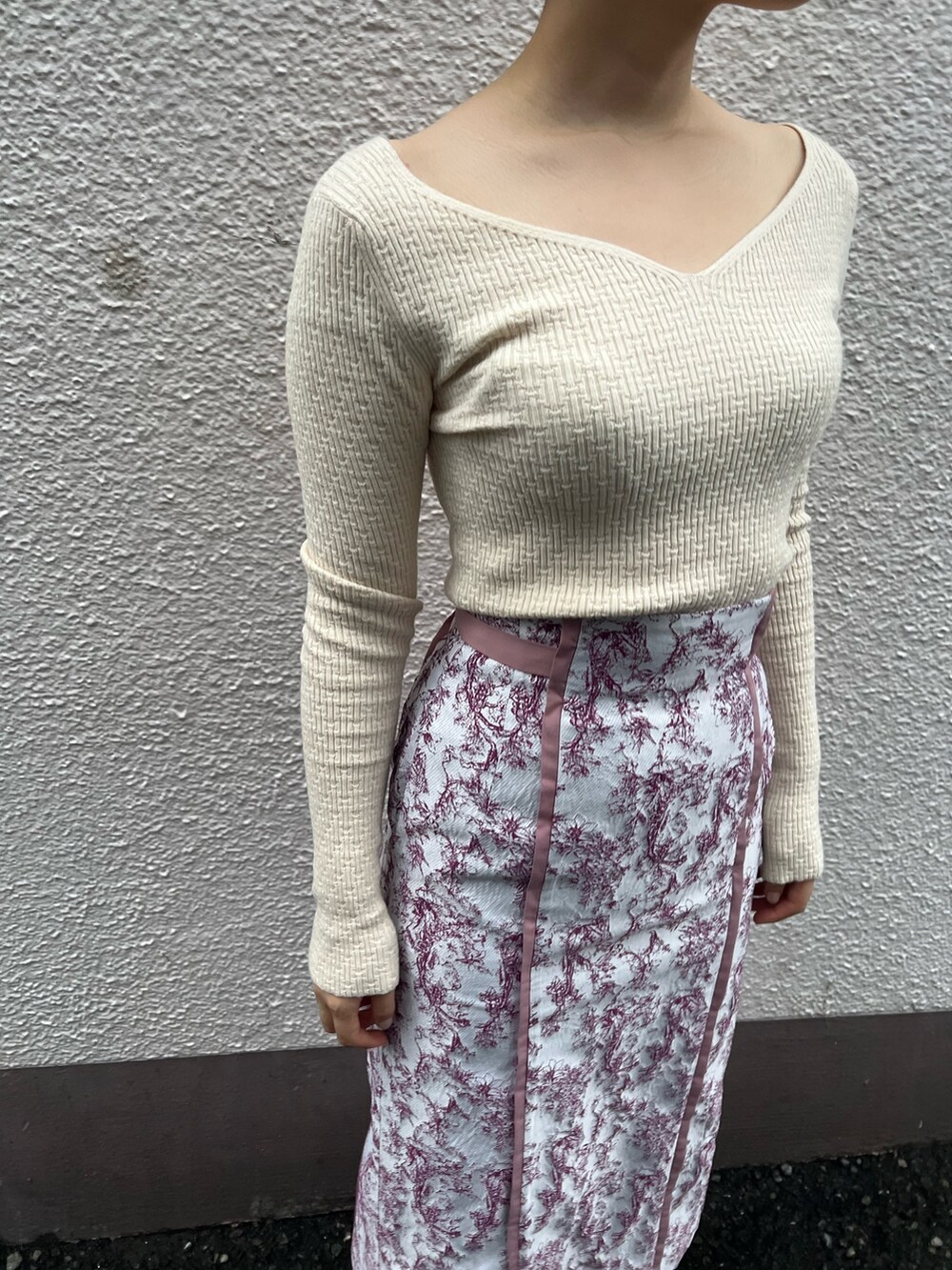 ベージュ系のブーツ、ベージュ系のその他アウター、ホワイト系のニット/セーターを着用したレディースの秋コーディネートの8枚目の写真