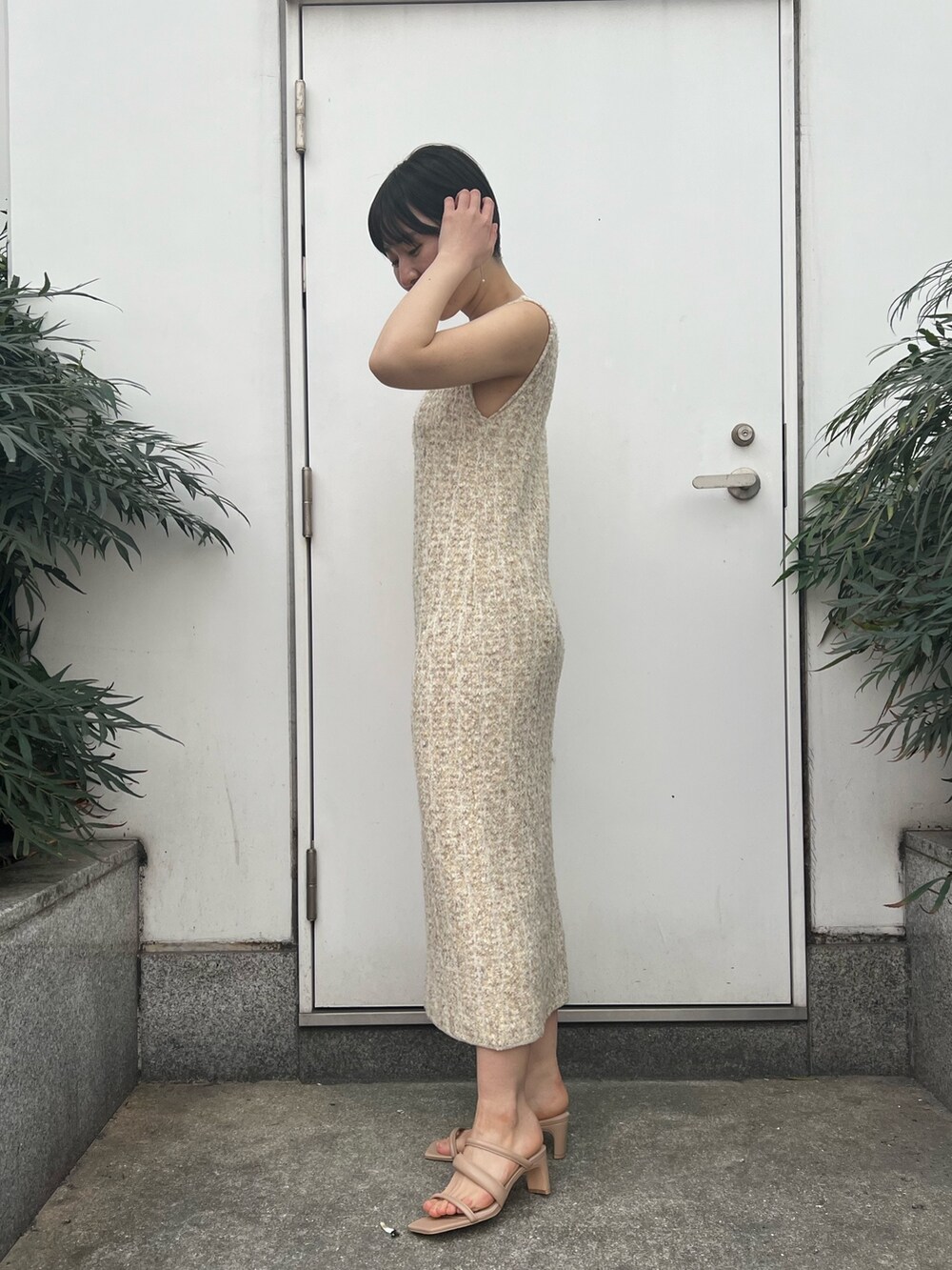 ベージュ系のサンダル、ホワイト系のワンピース、ベージュ系のテーラードジャケットを着用したレディースの春コーディネートの7枚目の写真