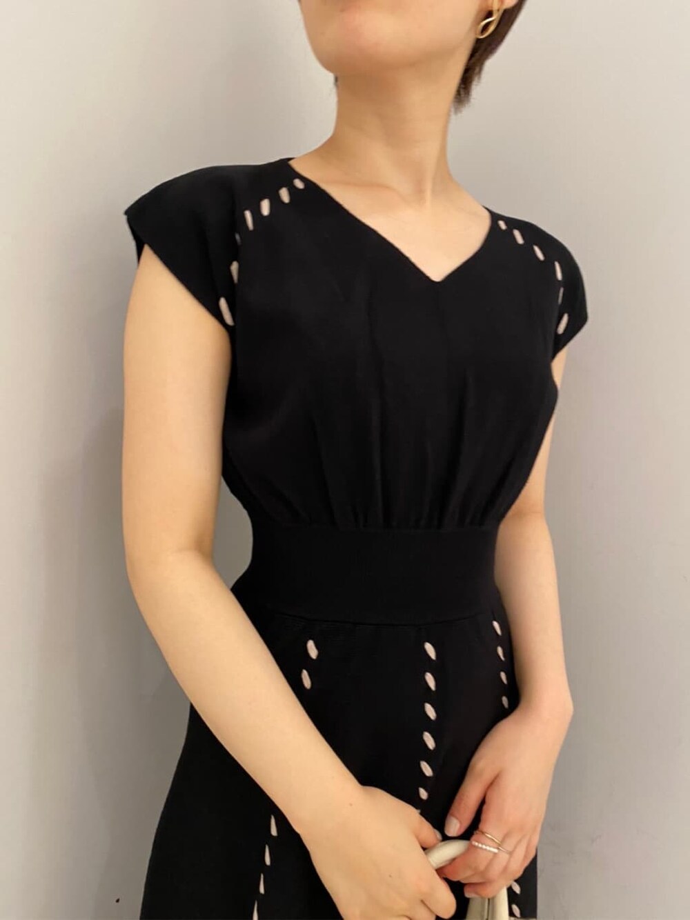 ホワイト系のショルダーバッグ、ブラック系のワンピース、ホワイト系のその他シューズを着用したレディースの夏コーディネートの4枚目の写真