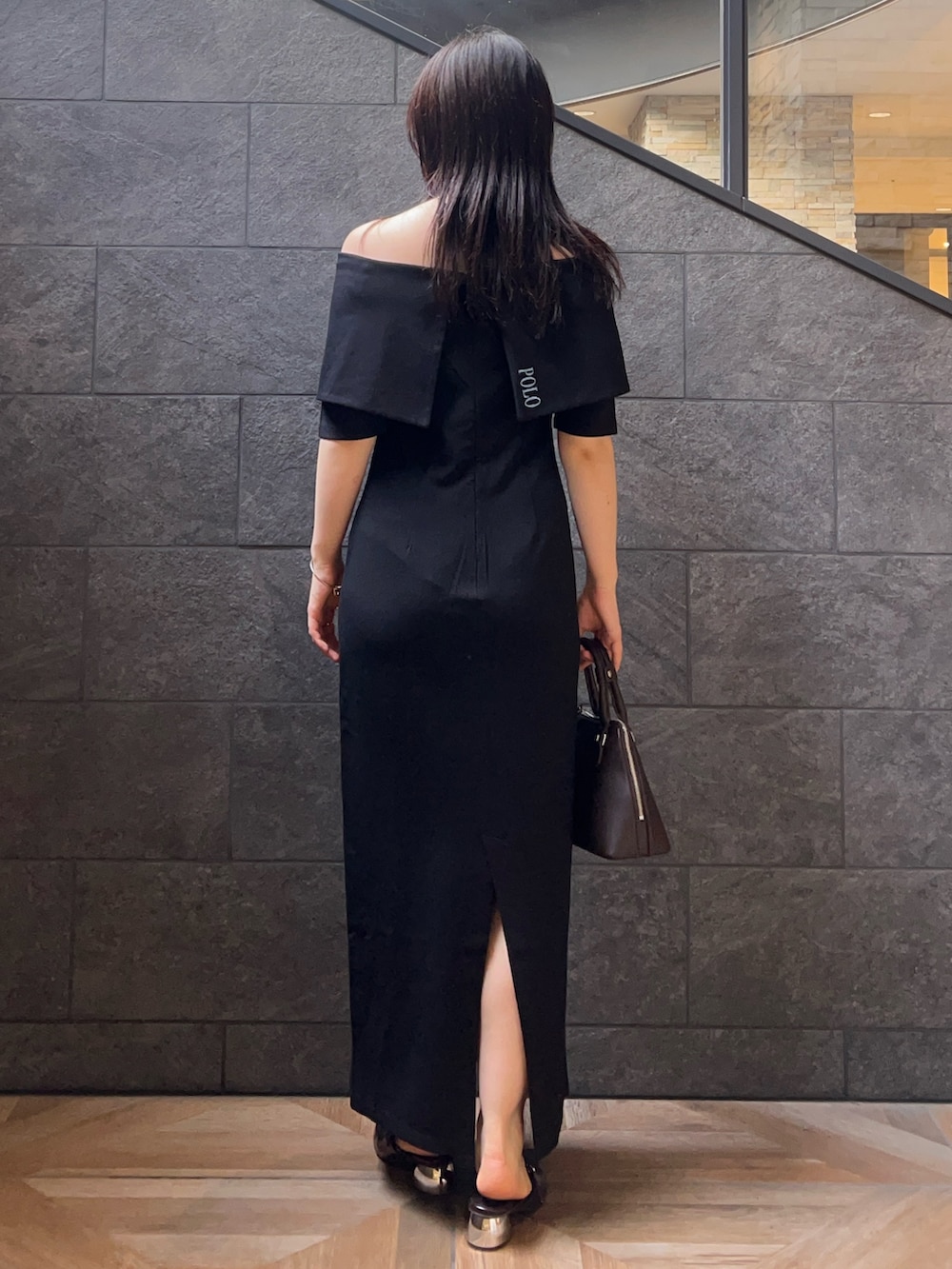 ブラウン系のボストンバッグ、ブラック系のワンピース、ブラウン系のパンプスを着用したレディースの夏コーディネートの3枚目の写真