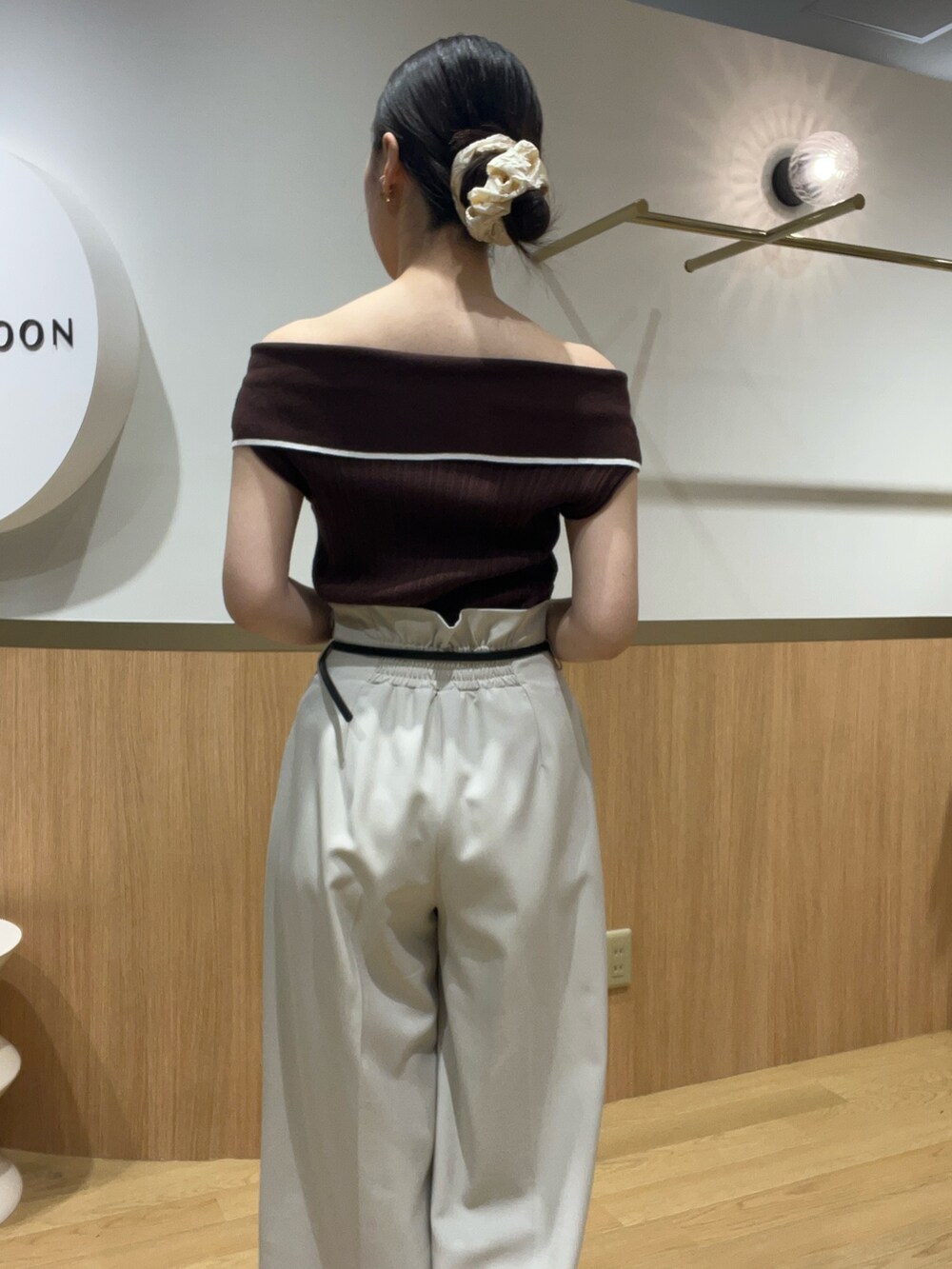 ホワイト系のその他パンツ、ブラウン系のニット/セーターを着用したレディースの春コーディネートの5枚目の写真