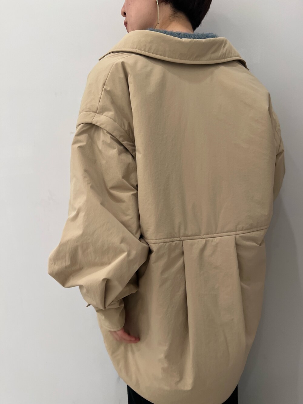 ベージュ系のブーツ、ブラック系のスカート、グリーン系のニット/セーターを着用したレディースの冬コーディネートの4枚目の写真