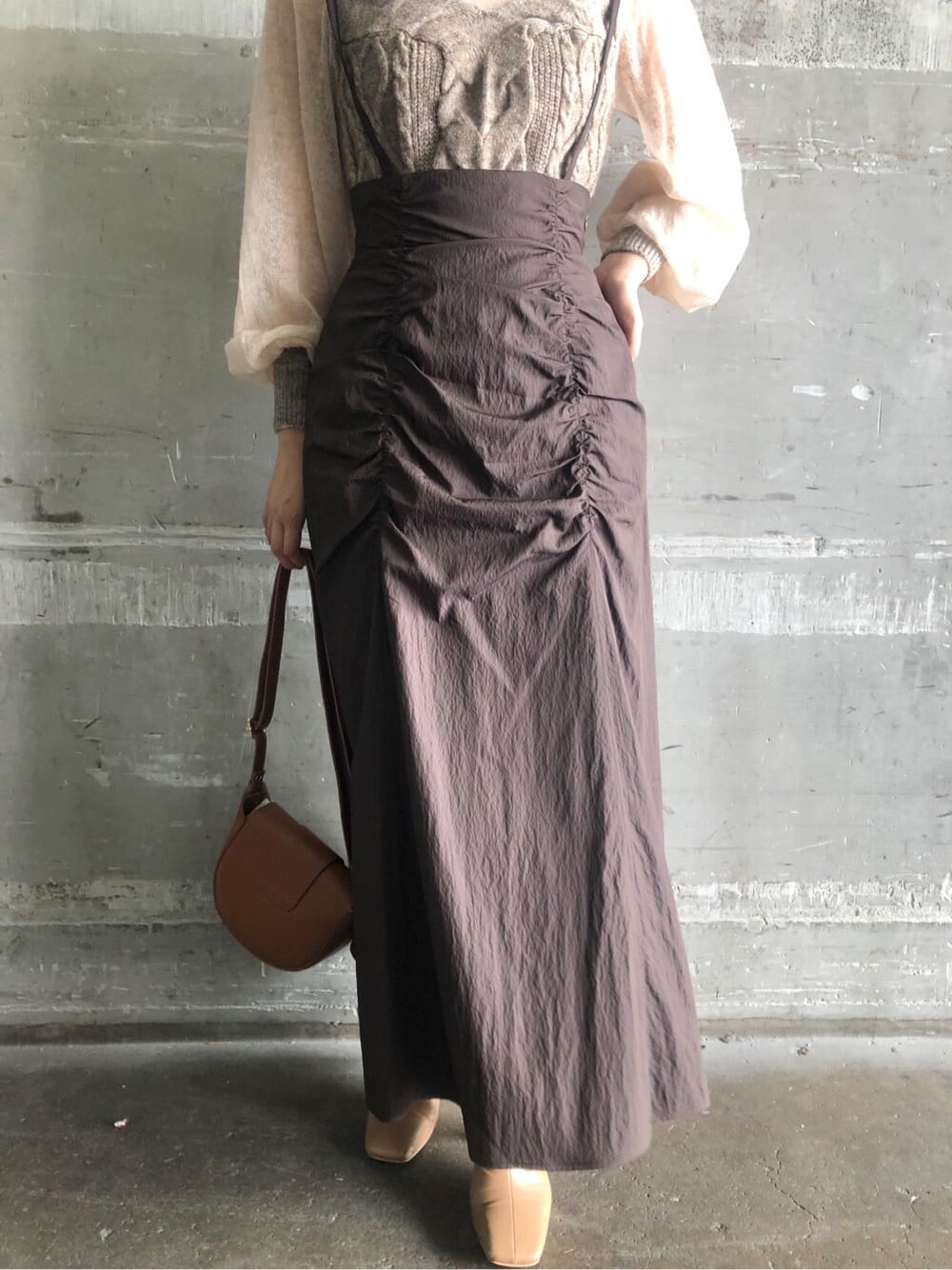 ベージュ系のその他シューズ、ブラウン系のショルダーバッグ、ブラウン系のスカートを着用したレディースの秋コーディネートの6枚目の写真