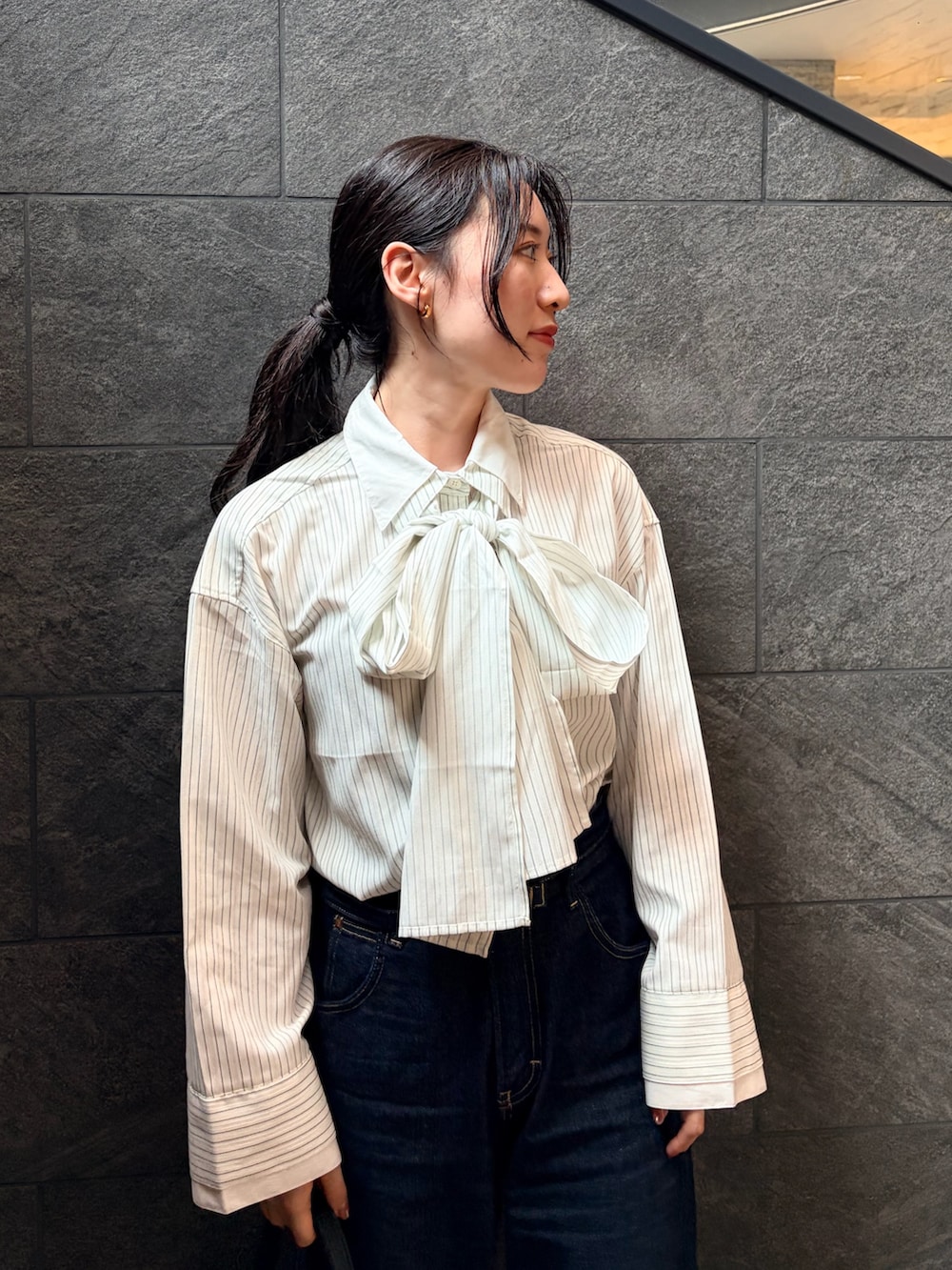 ホワイト系のシャツ/ブラウス、ブルー系のデニムパンツ、ベージュ系のブーツを着用したレディースの夏コーディネートの4枚目の写真