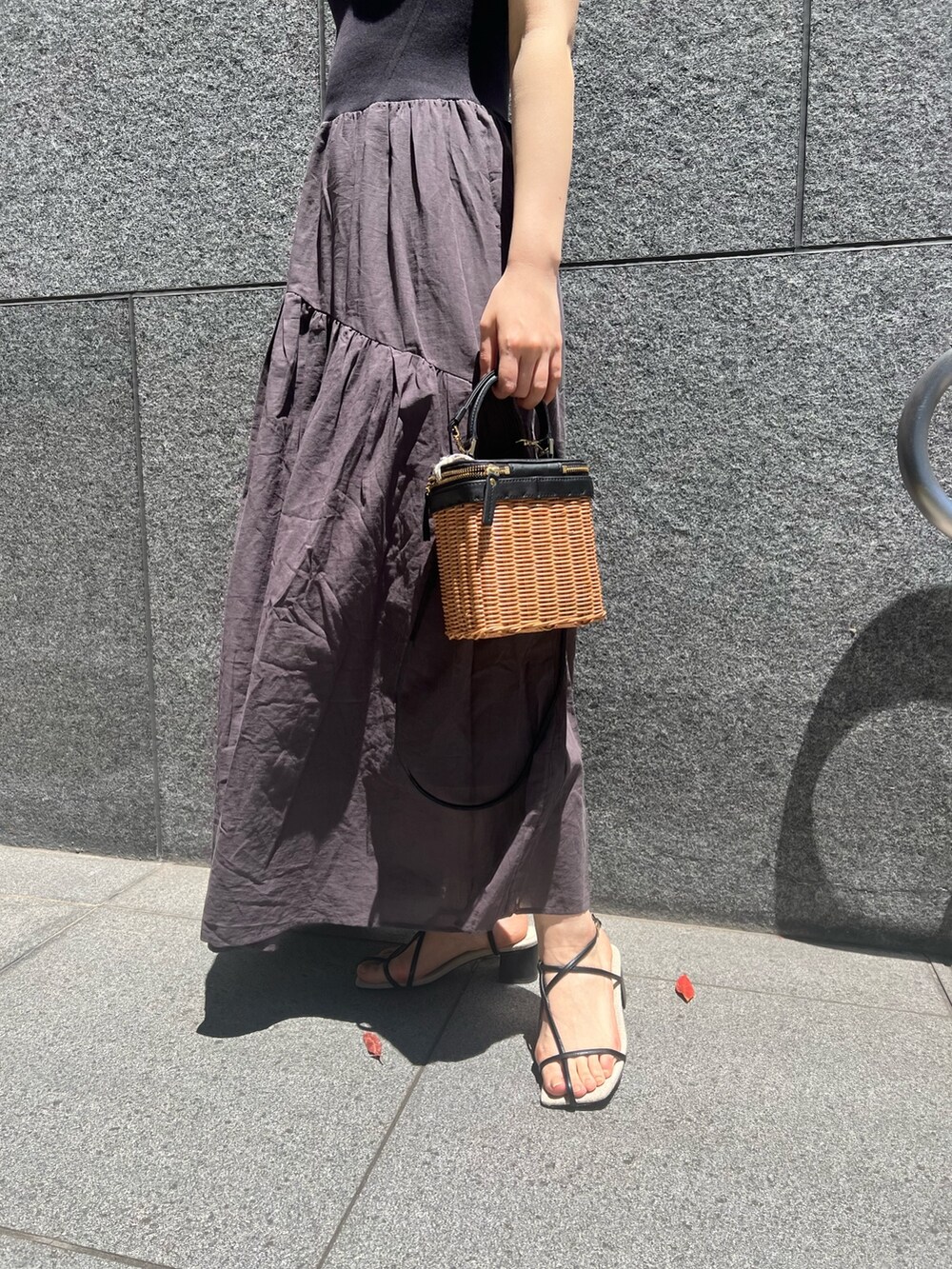 ブラック系のショルダーバッグ、ブラック系のサンダル、グレー系のワンピースを着用したレディースの春コーディネートの6枚目の写真