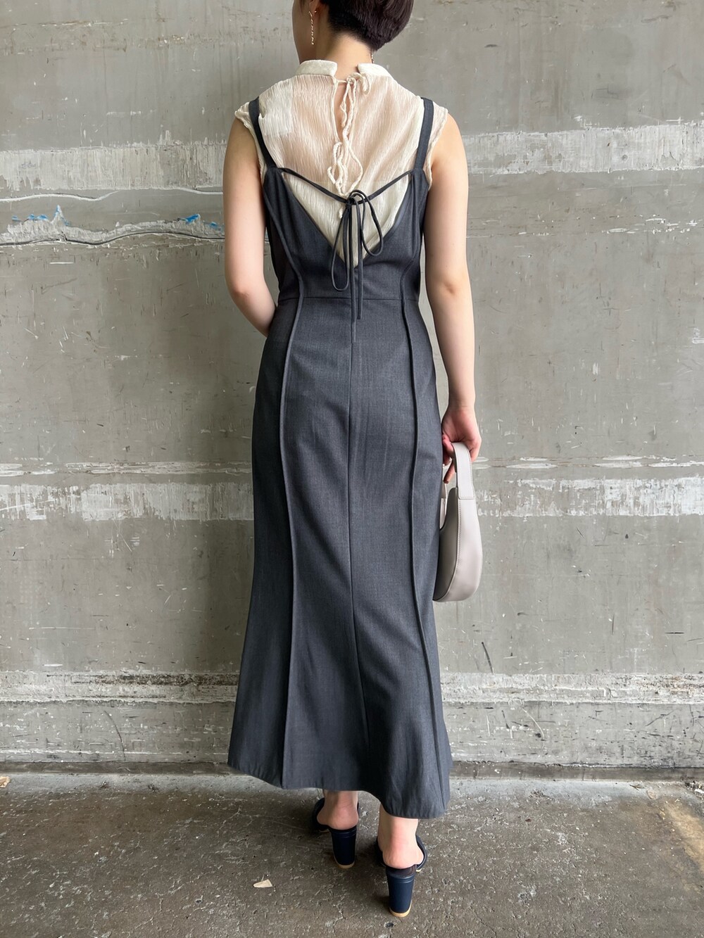 ホワイト系のシャツ/ブラウス、グレー系のワンピース、ブルー系のサンダルを着用したレディースの夏コーディネートの9枚目の写真