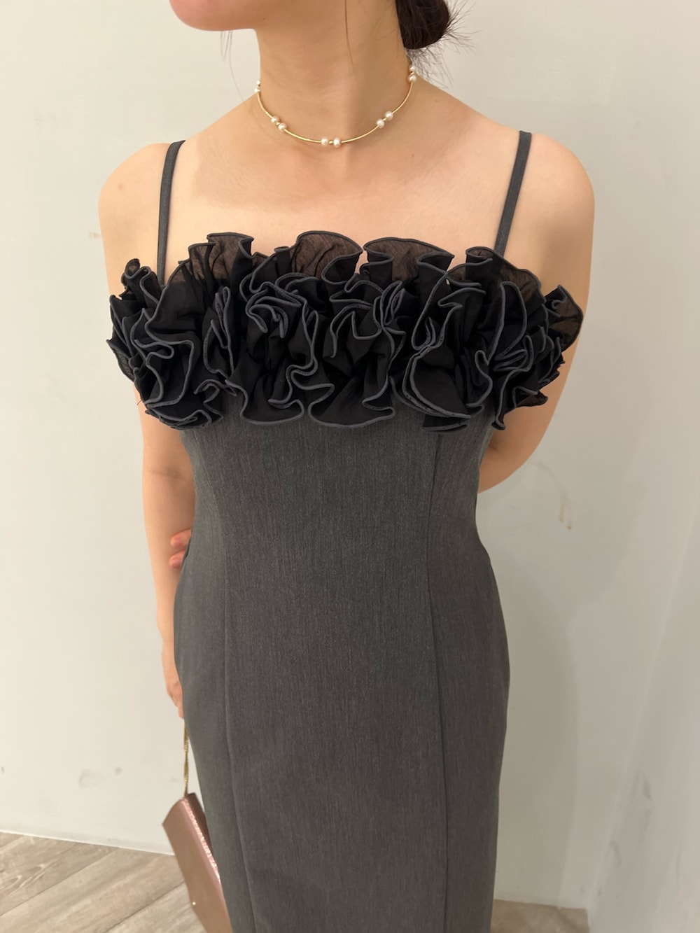 ゴールド系のパンプス、グレー系のドレス、ベージュ系のテーラードジャケットを着用したレディースの秋コーディネートの6枚目の写真