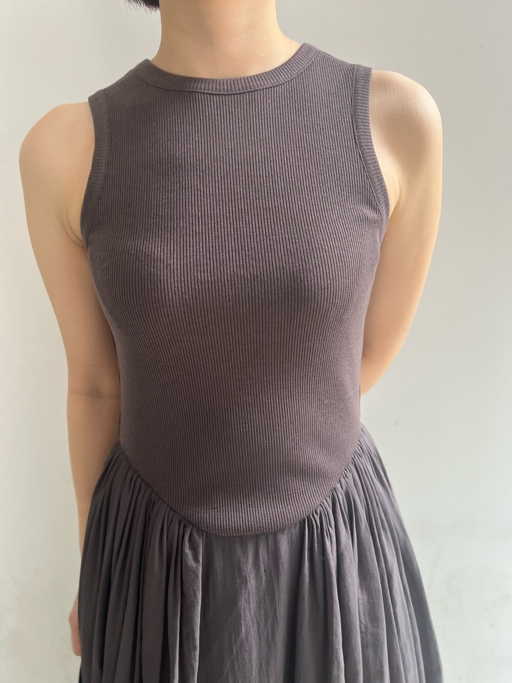 ブラック系のハンドバッグ、グレー系のワンピース、ホワイト系のテーラードジャケットを着用したレディースの春コーディネートの6枚目の写真