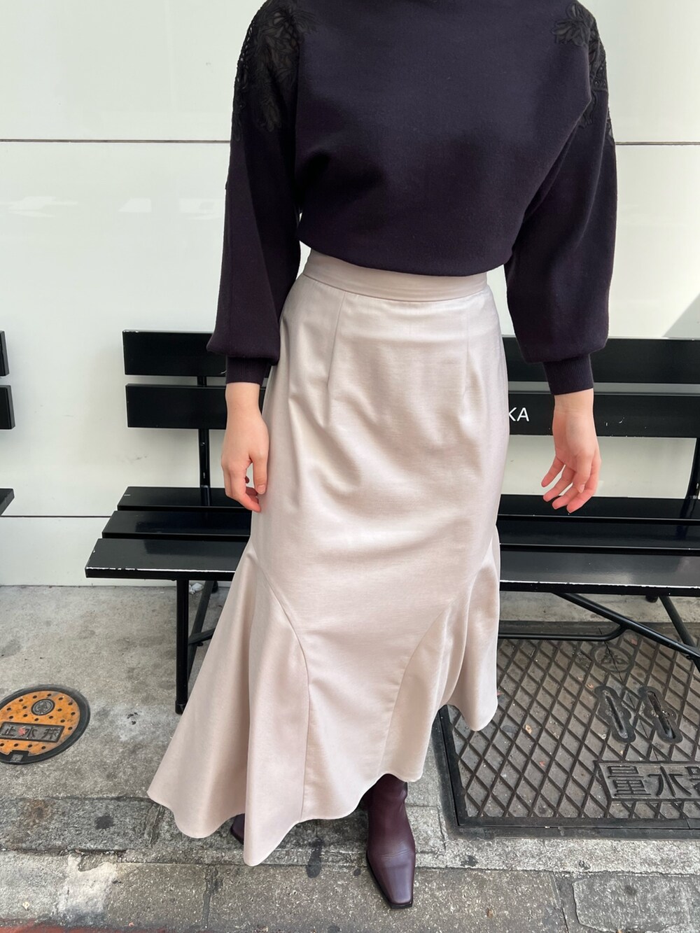 レッド系のブーツ、グレー系のスカート、グレー系のニット/セーターを着用したレディースの秋コーディネートの8枚目の写真