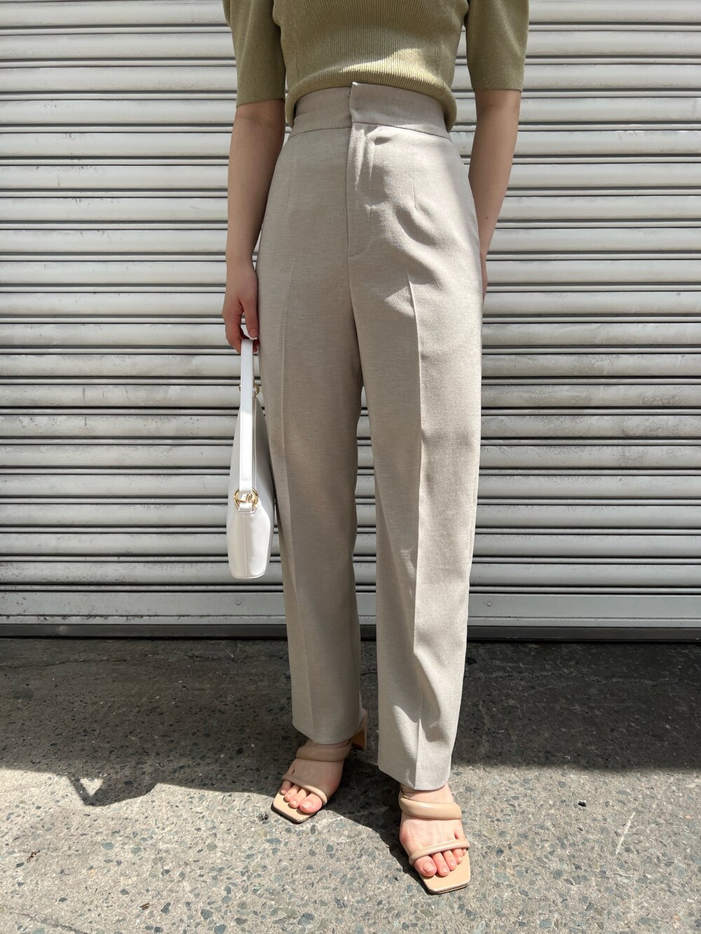 ホワイト系のハンドバッグ、ベージュ系のサンダル、ベージュ系のその他パンツを着用したレディースの春コーディネートの8枚目の写真