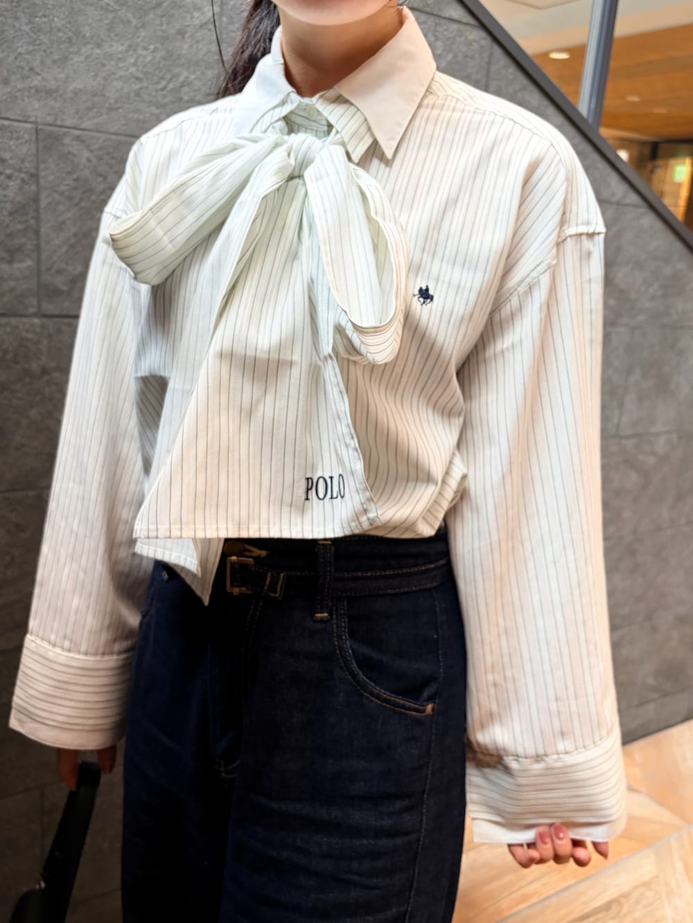 ホワイト系のシャツ/ブラウス、ブルー系のデニムパンツ、ベージュ系のブーツを着用したレディースの夏コーディネートの7枚目の写真