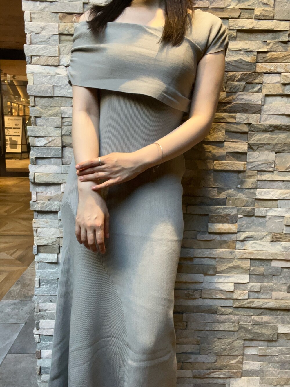 グリーン系のワンピース、ブラウン系のパンプスを着用したレディースの夏コーディネートの4枚目の写真