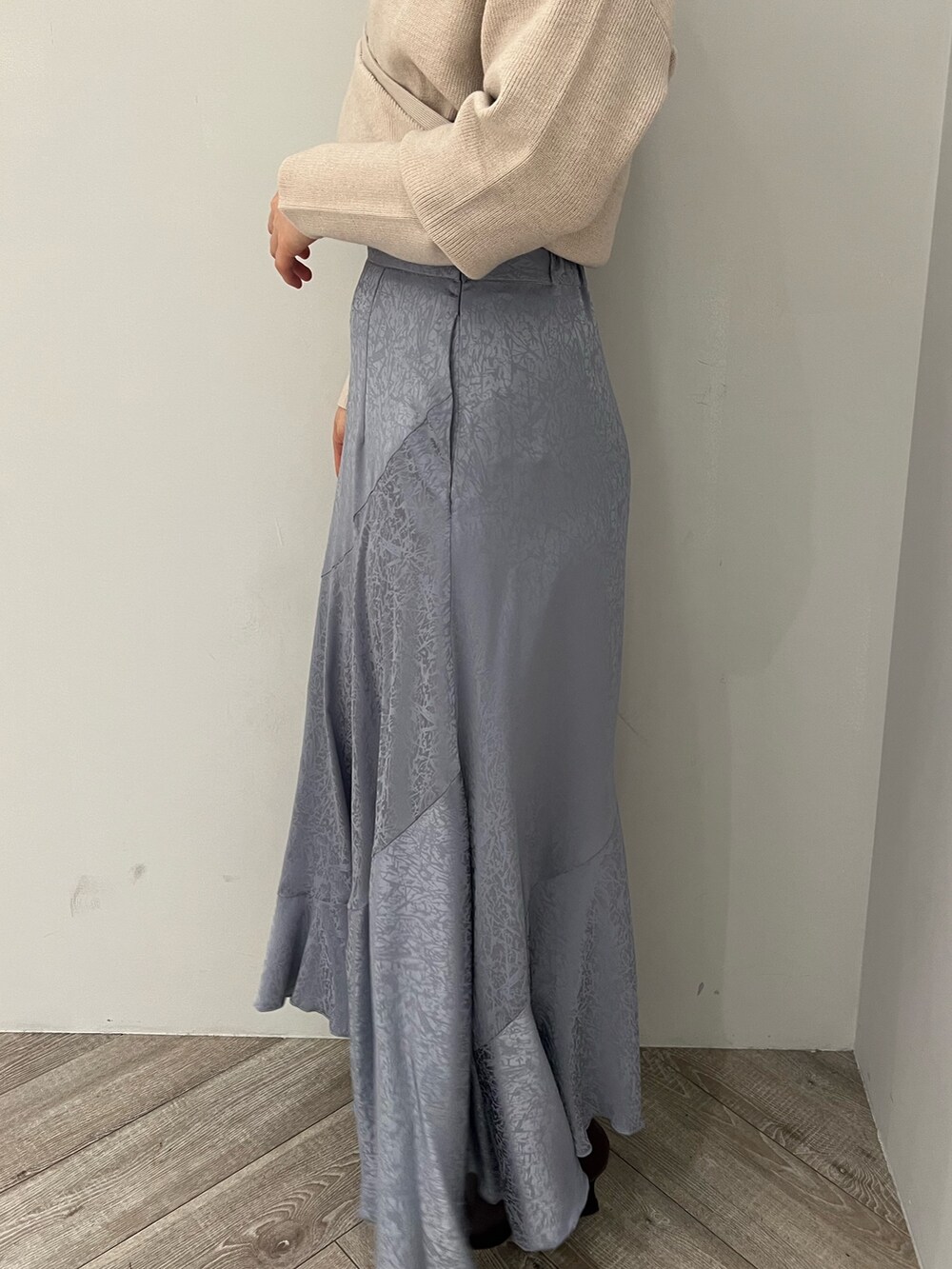 レッド系のブーツ、ブルー系のスカート、グレー系のニット/セーターを着用したレディースの冬コーディネートの8枚目の写真