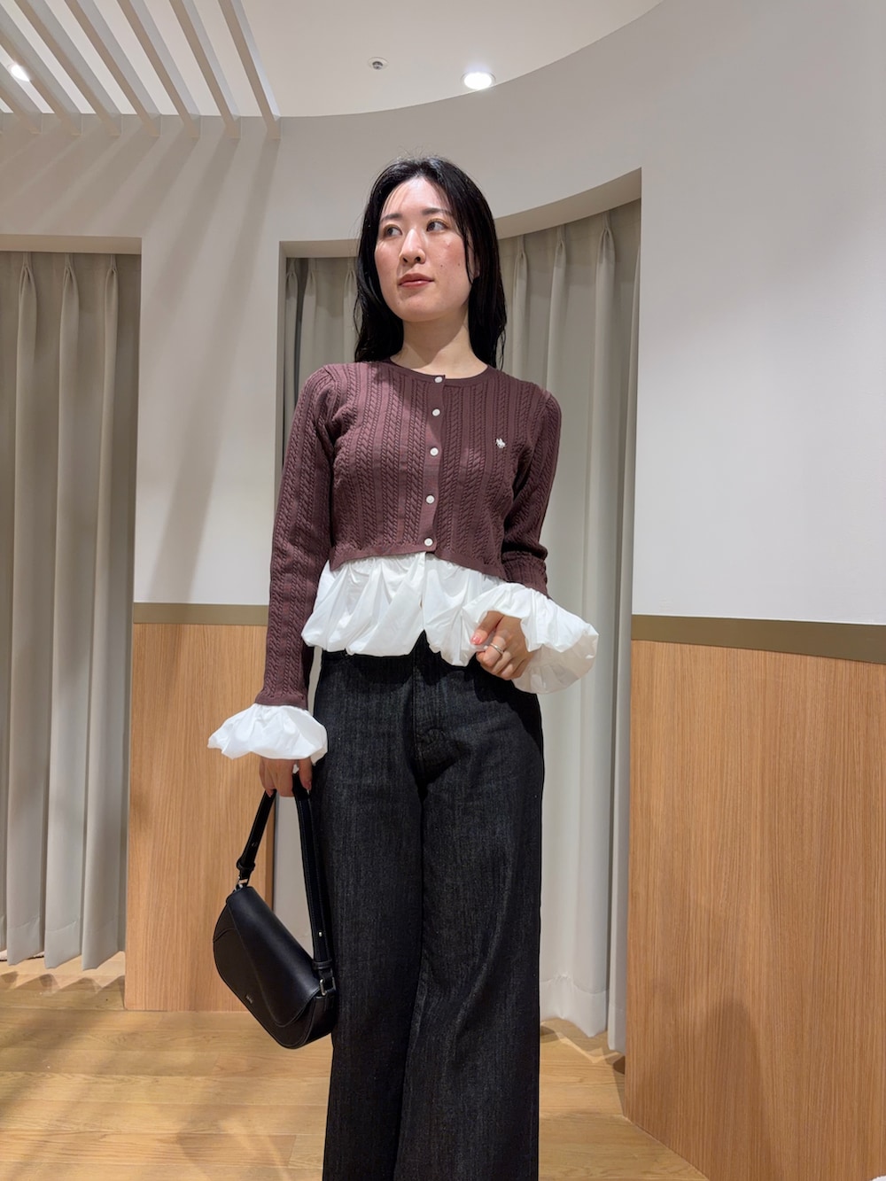 ブラウン系のカーディガン/ボレロ、ブラック系のデニムパンツを着用したレディースの夏コーディネートの4枚目の写真