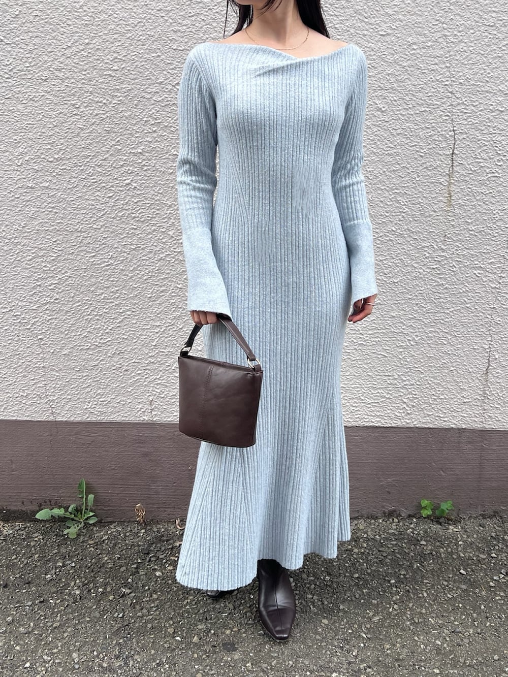 ブルー系のワンピース、ブラウン系のブーツ、ブラック系のその他アウターを着用したレディースの秋コーディネートの5枚目の写真