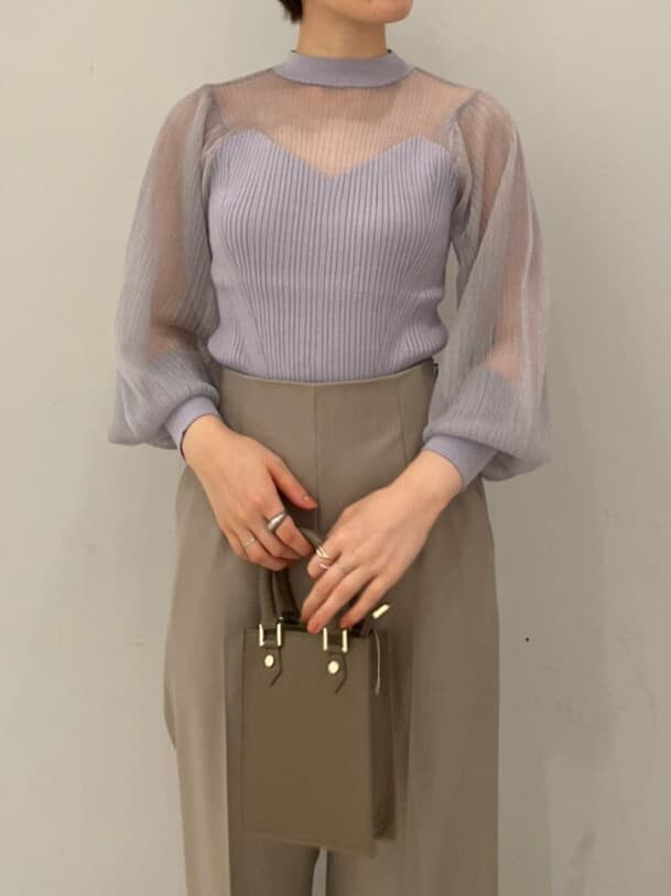 ベージュ系のその他パンツ、ベージュ系のその他シューズ、パープル系のニット/セーターを着用したレディースの秋コーディネートの5枚目の写真