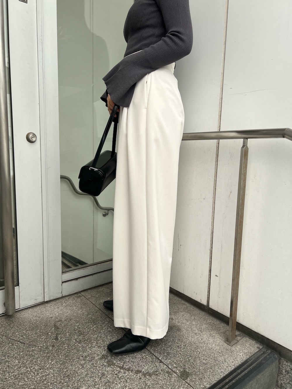 ブラック系のブーツ、ブラック系のショルダーバッグ、グレー系のカーディガン/ボレロを着用したレディースの秋コーディネートの8枚目の写真