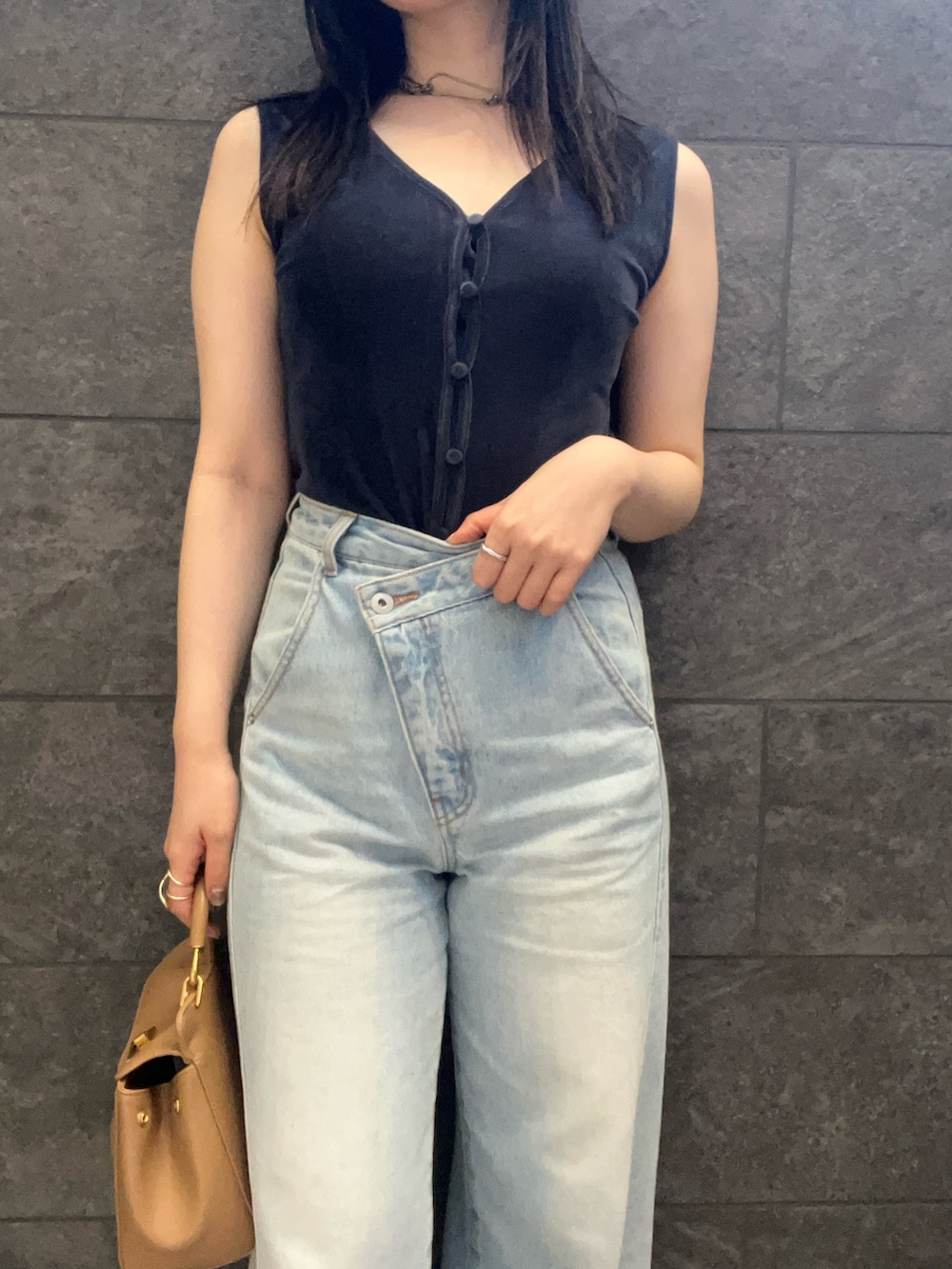 ホワイト系のサンダル、ブルー系のTシャツ/カットソー、ブルー系のデニムパンツを着用したレディースの夏コーディネートの4枚目の写真