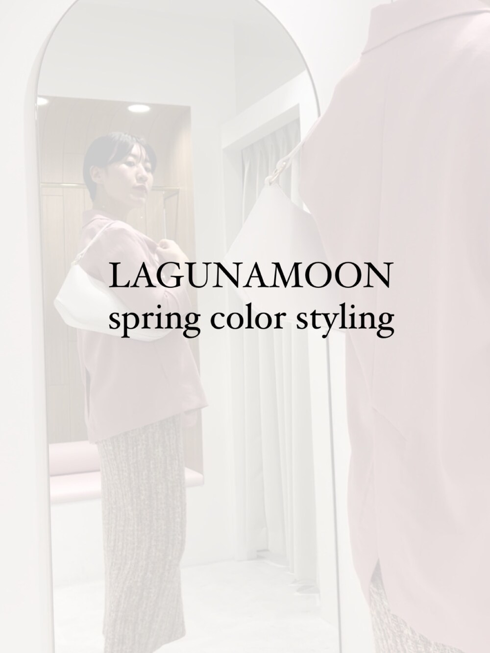 ベージュ系のサンダル、ブラック系のワンピース、ブラック系のデニムジャケットを着用したレディースの春コーディネートの3枚目の写真