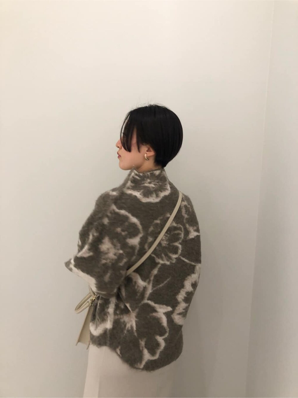 ベージュ系のその他シューズ、ホワイト系のショルダーバッグ、グレー系のスカートを着用したレディースの秋コーディネートの4枚目の写真