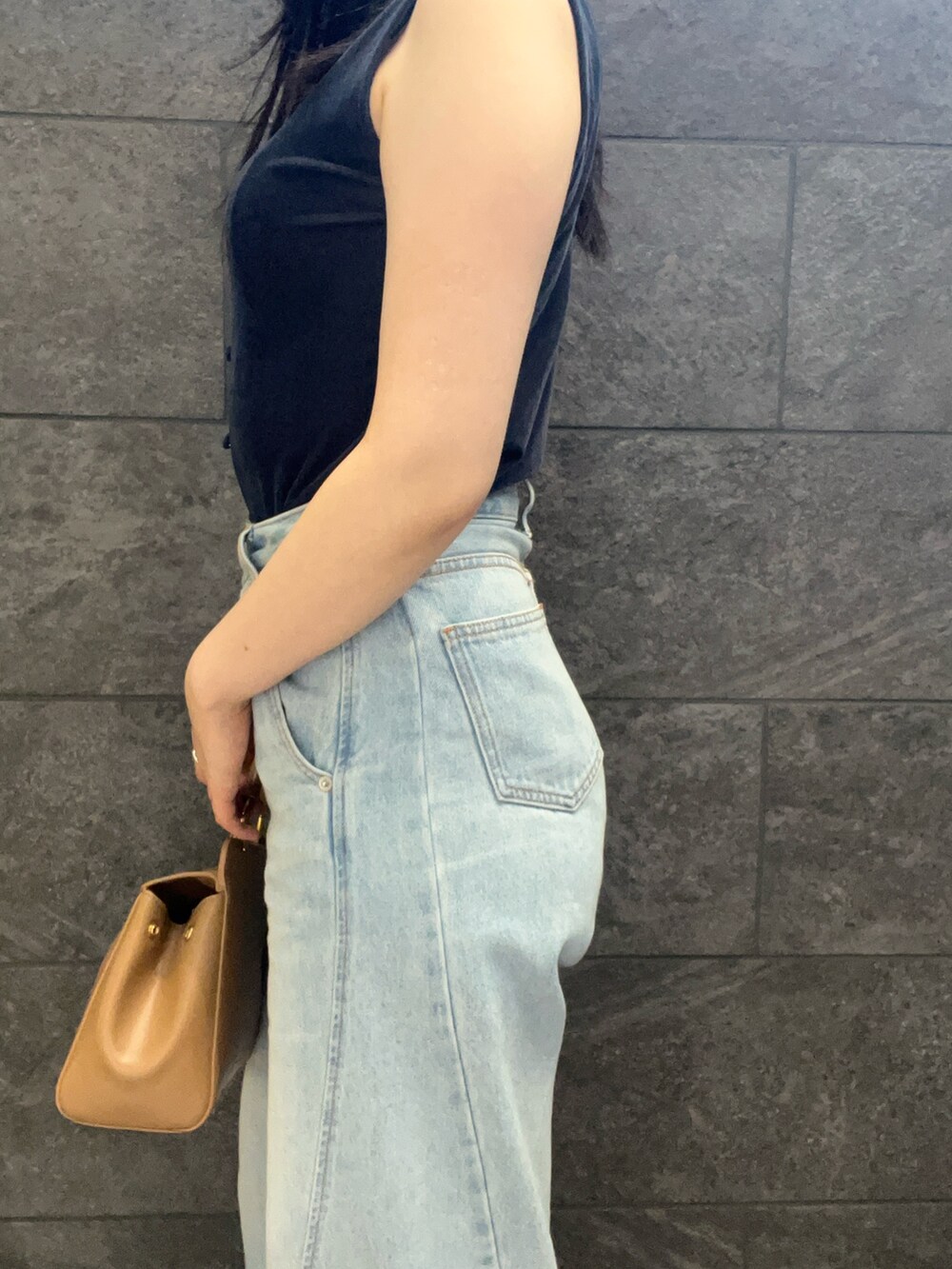 ホワイト系のサンダル、ブルー系のTシャツ/カットソー、ブルー系のデニムパンツを着用したレディースの夏コーディネートの5枚目の写真