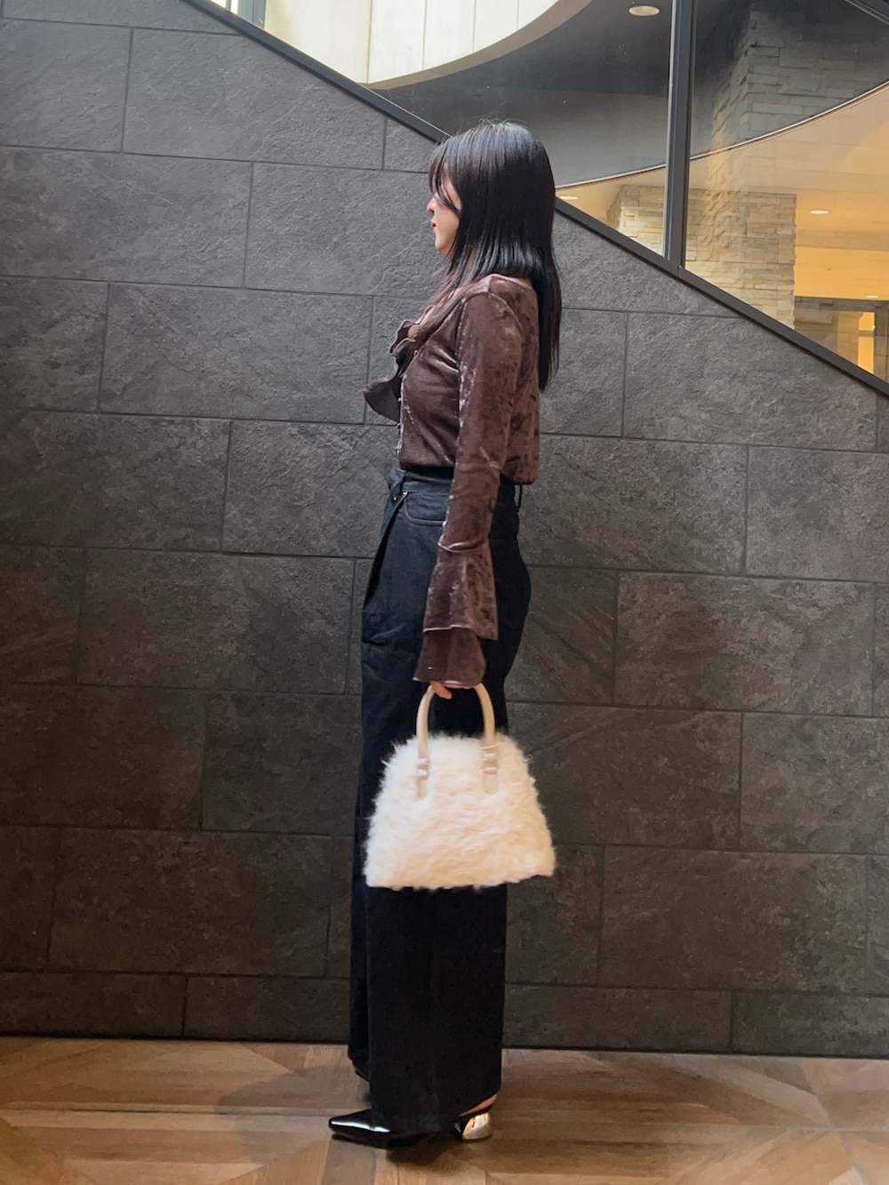 ブラウン系のパンプス、ブラック系のデニムパンツ、ブラウン系のTシャツ/カットソーを着用したレディースの秋コーディネートの2枚目の写真