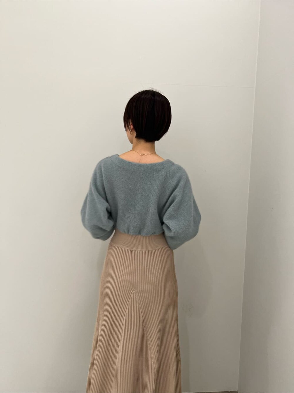 ベージュ系のその他シューズ、グレー系のその他アウター、グリーン系のワンピースを着用したレディースの冬コーディネートの6枚目の写真