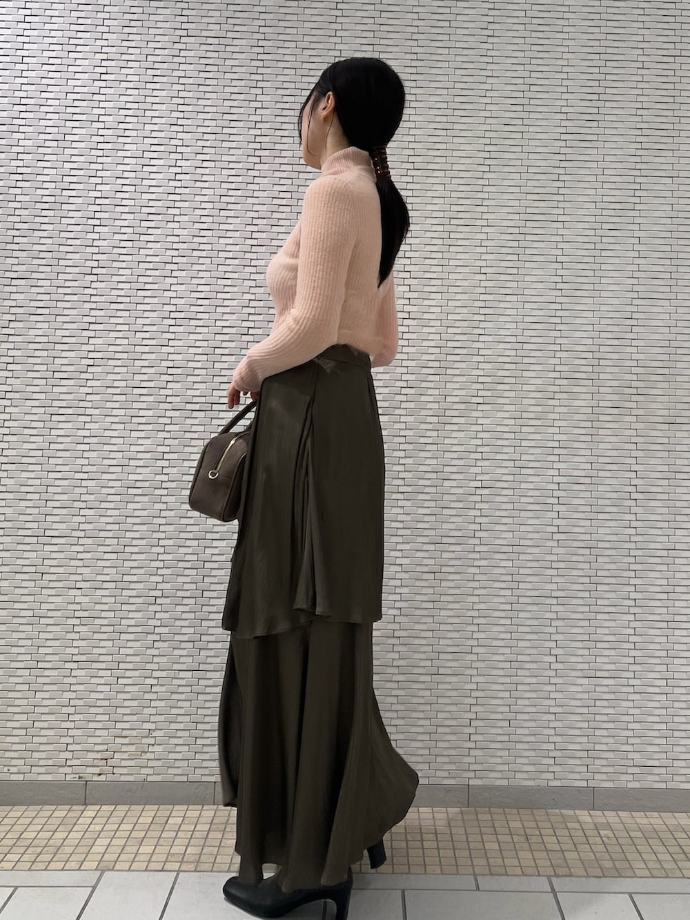 ブラック系のブーツ、ピンク系のニット/セーター、ブラウン系のスカートを着用したレディースの秋コーディネートの2枚目の写真