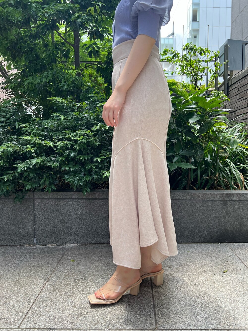 その他のサンダル、パープル系のニット/セーター、ホワイト系のスカートを着用したレディースの夏コーディネートの8枚目の写真