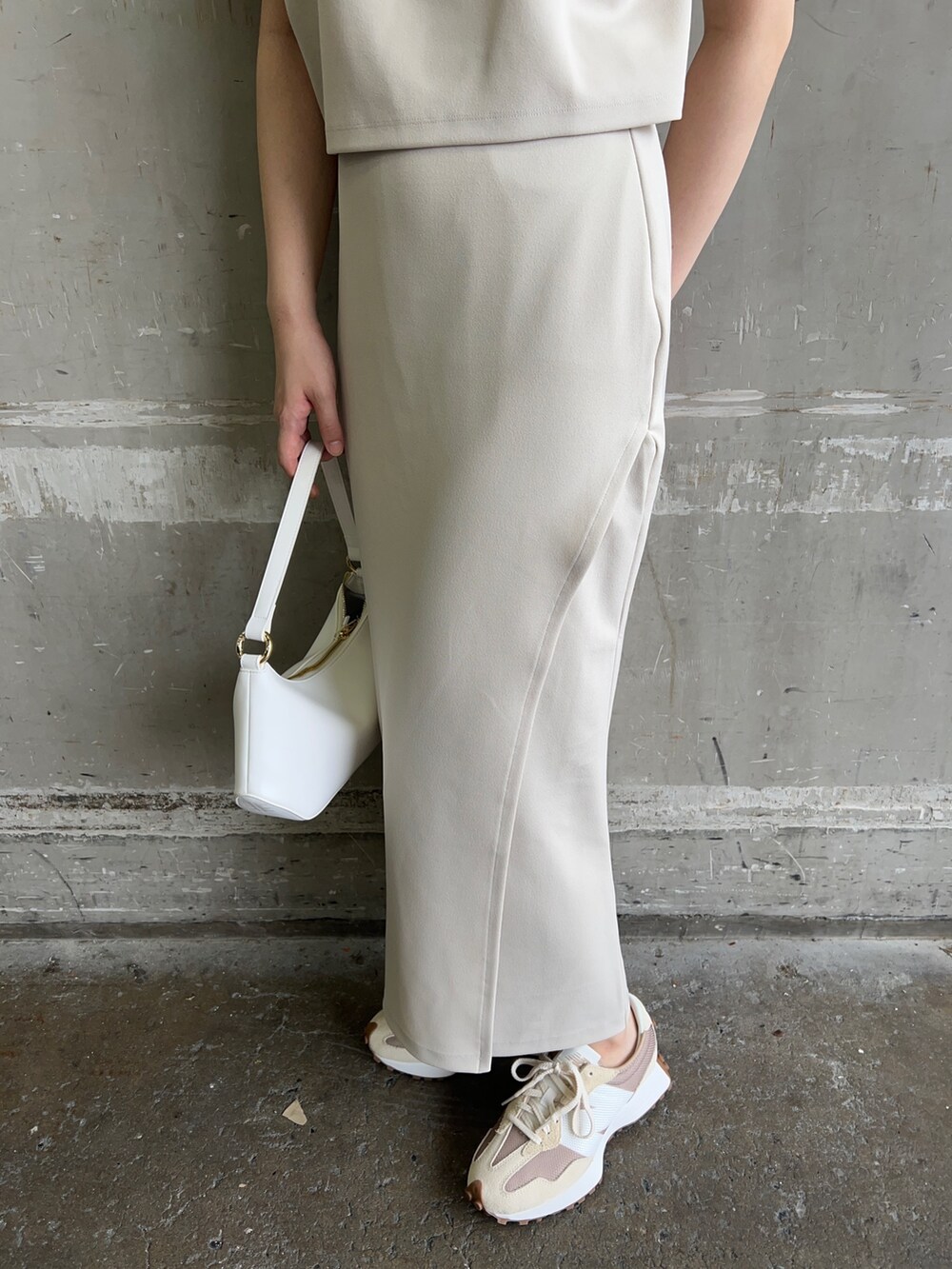 ホワイト系のハンドバッグ、ホワイト系のTシャツ/カットソー、ホワイト系のスカートを着用したレディースの夏コーディネートの9枚目の写真