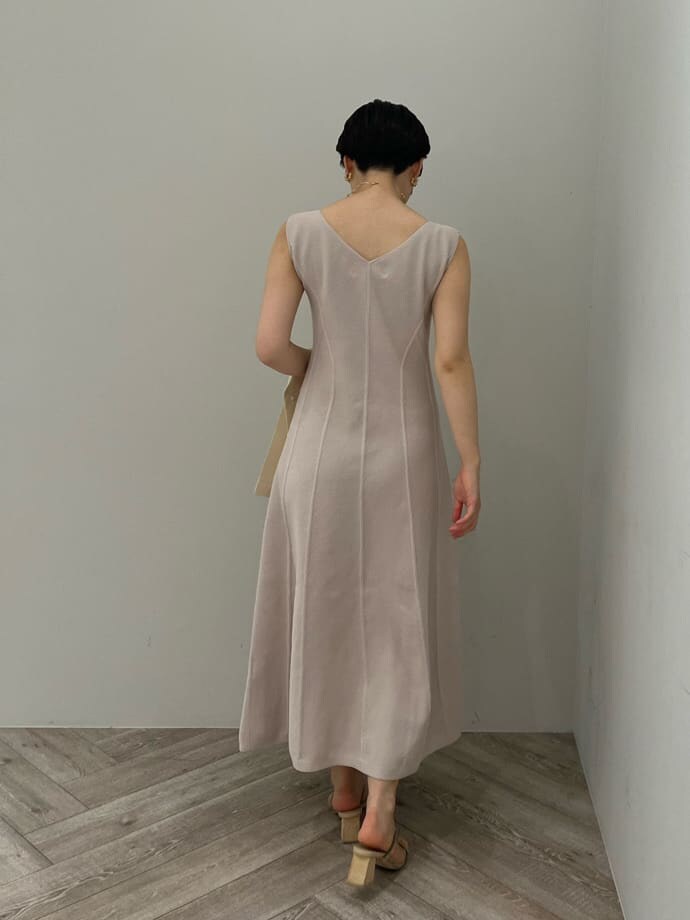 グリーン系のサンダル、ベージュ系のワンピース、ホワイト系のカーディガン/ボレロを着用したレディースの夏コーディネートの8枚目の写真